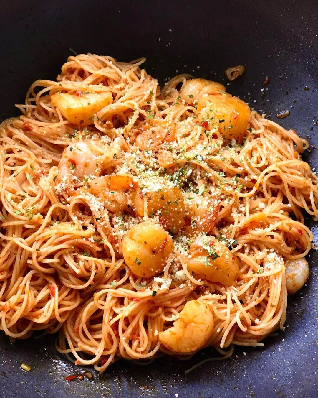 Li Tian の雑貨屋さんのインスタグラム写真 - (Li Tian の雑貨屋Instagram)「TGIF 🙌🏼 Here’s a scrumptious home-cooked Scallop Prawn Chilli Pesto Pasta to end of the working week! Made using the pesto sauce from @marksandspencer_sg and seafood from @faroceansg   #dairycreamkitchen #singapore #dinner #igersjp #yummy #love #sgfood #foodporn #igsg  #instafood #beautifulcuisines #sgbakes #bonappetit #seafood  #igsgfood #feedfeed #sgcafe #homecook #stayhomesg #sgcooking #dinner #pasta #noodles #sghomecooking #kitchen」2月26日 19時06分 - dairyandcream