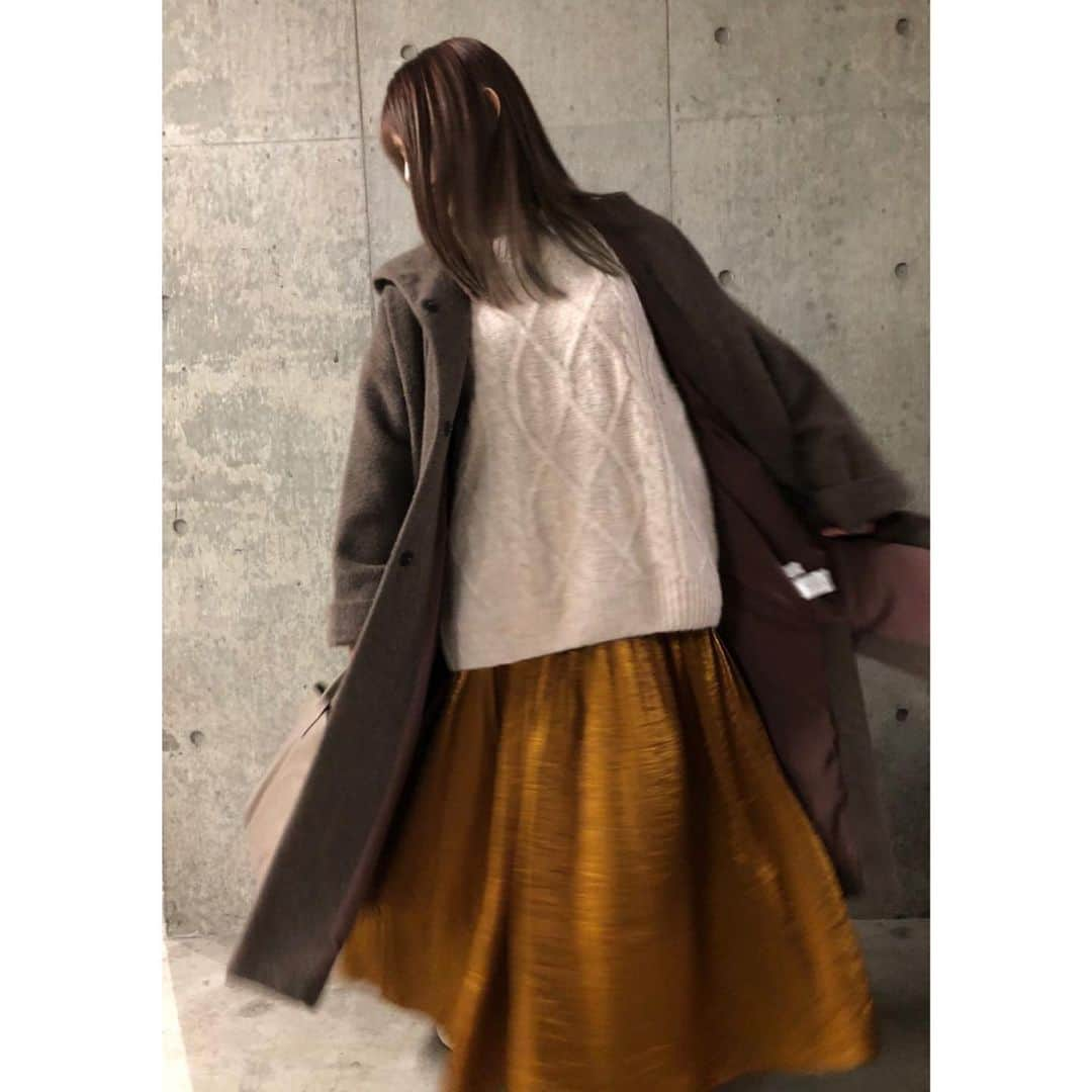 後藤真希さんのインスタグラム写真 - (後藤真希Instagram)「アウター♡ニット♡select mocaだよ。 スカートはジーナシス 💕 昨日寒かったからあったかくしたら今度は暑かった🤣 差し入れいただいたの😍 どら焼き〜💡  #selectmoca  #jeanasis  #huntingworldnyc  #ゴマキとオウキ撮影」2月26日 18時59分 - goto_maki923