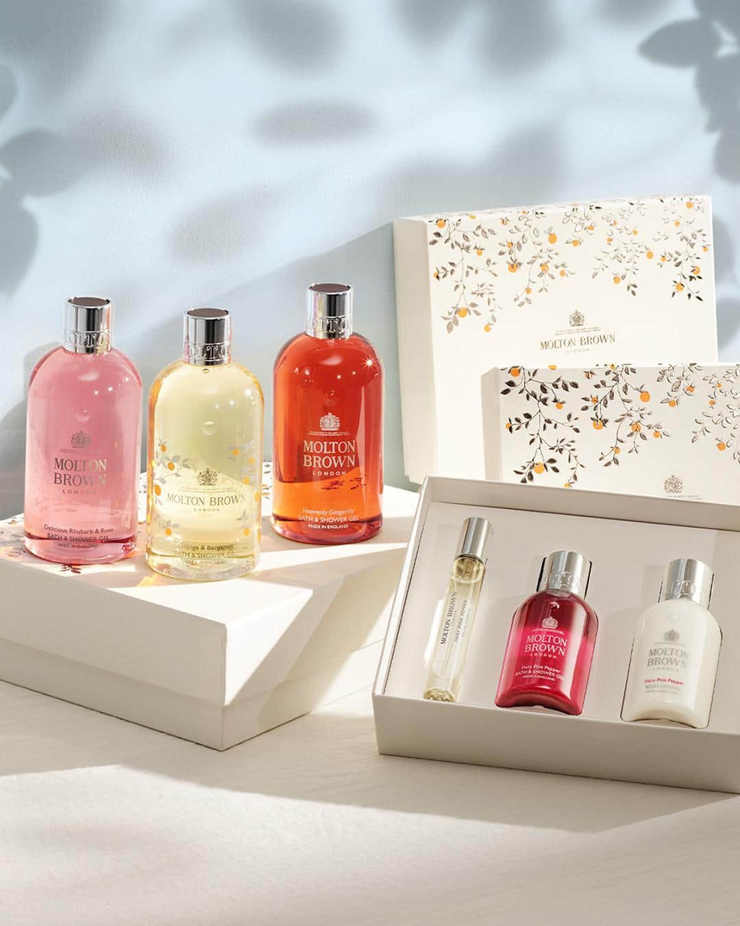 モルトンブラウンのインスタグラム：「Delight the ones you look up to the most with radiant Mother’s Day gift ideas. Plus, find the perfect treat for them with five new gift guides, curated by some of our favourite influencers. Tap the link in our bio to explore now. #OnesWeLookUpTo」