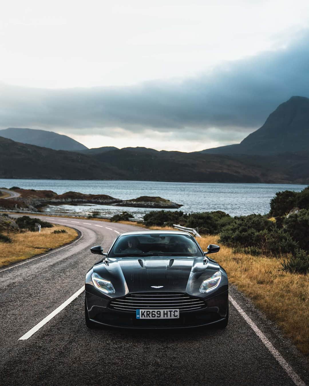 アストンマーチンのインスタグラム：「Impossible to ignore - DB11 is flawlessly proportioned and ruthlessly efficient.  📸 @tomkahler  #AstonMartin #DB11」
