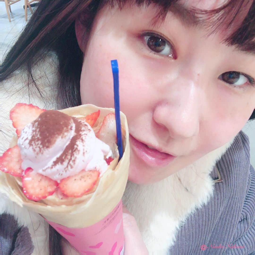 中野菜保子のインスタグラム：「. 「本物の(笑)中野菜保子のインスタ復旧再開いたしました🍓」 @naokonakano8319  . 写真は🍎🍎枚 1:中野恒例の2月イチゴの日(15日)のクレープ ご機嫌いかがですか？（≧∇≦）？ . ワタシの なりすまし被害の件では 大変ご心配とご迷惑を お掛け致しました。 本当に、 これが1番悲しいです。 . 少なくとも21日夜から 発生していたとみられる なりすましアカウントですが、 . ファンの皆様の 迅速なご対応のおかげで 被害を最小限に 食い止めることができました。 . 本当にありがとうございます。 . タイミング的に プレゼント企画🎁の 前日からで しっかり応募方法など 伝わったのか心配です。 ↑まだ応募期間 ↑日本在住以外もOK . 本物の(笑)中野菜保子の インスタは復旧再開 いたしまして (写真2枚目) . インスタでお世話になっている 企業などにもご連絡 . 「バタバタしているだろうから 慌てないで落ち着くまで待つよ！」 と言ってくださった 海外のコスメブランドさんや 時計のメーカーさんなど . 本当に温かい方々には 助けられました。 感謝申し上げます。 . . 今後も発生するおそれもある なりすましですが、 . 悪意や利己的な言動は 世の中から 消えることはないと 思うのです。 . だから おかしいと思ったら まずは わたくしが代表を務めている団体の 上海自転車のアカウント → @syanhaijitensya  までご連絡ください . みんなで気をつければ 楽しいインスタライフが 送れるようになりますね❗️ . ワタシはそう 強く思っております。 . . これからも 何卒ご贔屓に よろしくお願い申し上げます❗️❗️❗️ ＊ ＊ ＊ #なりすまし注意 #なりすましは犯罪です  #なりすまし被害 #みんなで気をつけよう #ご協力ありがとうございます  #プレキャン #伝わってるのかな  #3月1日まで #中野菜保子 #actor #actress #moviestars #singergirls #いちごクレープ #インスタ復旧 #一所懸命 #大丈夫 #唯一無二 #ホンモノ #活躍中 #最後に笑うのは #なりすましあかん  @naokonakano8319」