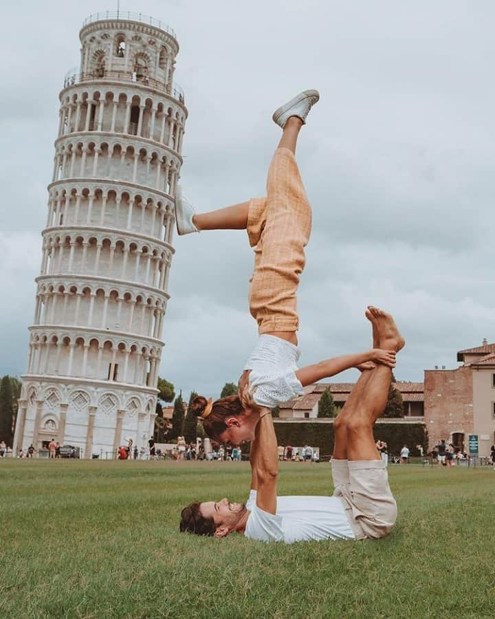 キャセイパシフィック航空さんのインスタグラム写真 - (キャセイパシフィック航空Instagram)「While marvelling at famous attractions, it can be great fun to strike a goofy pose with them. From playing with perspectives to doing acrobatics, what are some destinations where you've taken goofy pictures? 📸⠀ ⠀ 利用借位攝影拍攝著名景點，可以為旅途添上更多樂趣。你也喜歡這種滑稽的拍攝方法嗎？留言與我們分享拍攝搞怪照片的景點吧！📸⠀ ⠀ 📸: @explorerssaurus_⠀ ⠀ #cathaypacific #MoveBeyond⠀」2月26日 19時00分 - cathaypacific