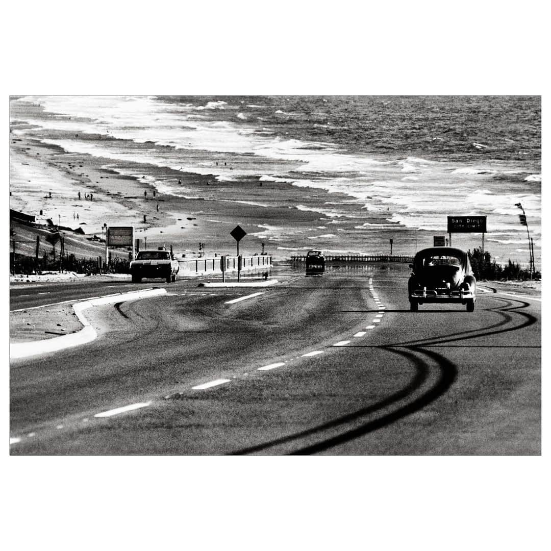 Magnum Photosさんのインスタグラム写真 - (Magnum PhotosInstagram)「Dennis Stock: “There is no question that the Americans are vagabonds. Many of us take to the road in motorhomes, trailers, on motorcycles or by hitchhiking. This itch to see ‘what is over the hill’ is something that I can easily relate to as a photographer."⁠ .⁠ Dennis Stock's 1970 photobook captured the Golden State of California at the apex of its freewheeling countercultural heyday. ⁠ .⁠ This image from this body of work by Stock is also one of 10 available as part of the new Dennis Stock Magnum Editions Posters collection.⁠ .⁠ Read more about the project and find all posters available at the link in bio. ⁠ .⁠ PHOTO: San Diego Coastline. California, USA. 1968.⁠ .⁠ © #DennisStock/#MagnumPhotos」2月26日 19時01分 - magnumphotos