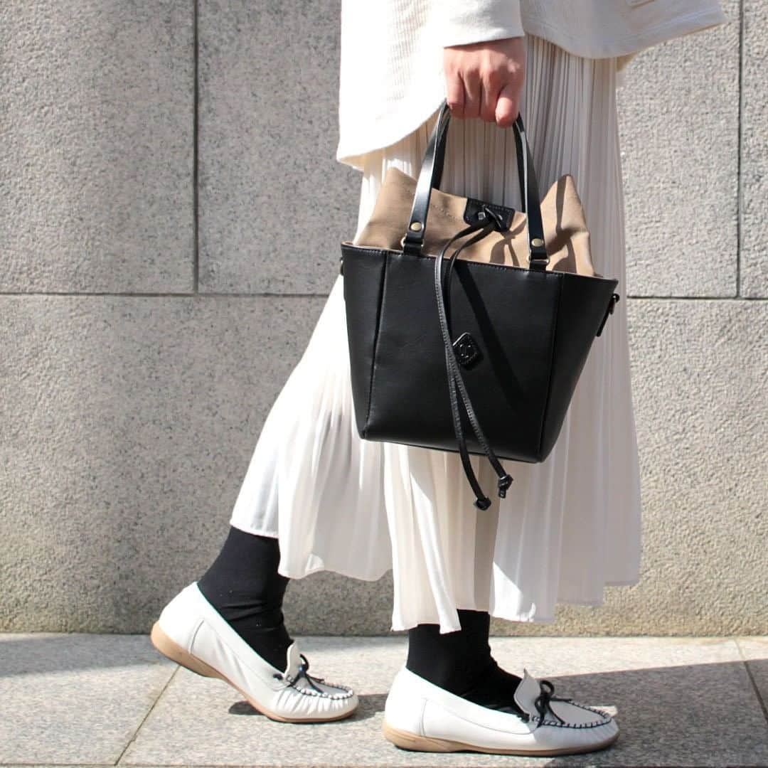 CLEDRAN_JAPANさんのインスタグラム写真 - (CLEDRAN_JAPANInstagram)「どこか目を惹く存在感を放つ鞄。上品さとカジュアルさをバランスよく感じられるのは、高いデザイン性と素材使いのおかげ  HERBE 2WAY BAG コシとしなやかさのあるスムースレザーをメインに、巾着部分に帆布を使用した異素材ミックスのショルダーバッグ。 ベルトの付け外しで、ハンドバッグとショルダーバッグの2通りの使い方ができる便利な仕様も魅力です。  口元の開きを考えて巾着の紐は長めに設定。レザーの留め具は手に馴染みやすいだけではなく、デザイン性をグッと押し上げてくれます。  ベーシックに偏りすぎない遊び心のあるデザインが、コーディネートをブラッシュアップ。お出かけに軽やかに上品に寄り添います。  --------------------------  ＼豊富な写真で詳しくチェック！／ CLEDRAN online store @cledran_japan プロフィールページURL▷ONLINE STOR  ＼来て見て触って確かめられる！／ CLEDRAN shop list 大阪本店 @cledran_osaka 東京店 @cledran_tokyo 名古屋ラシック店 @cledran_lachic  *各実店舗、オンラインストアで在庫状況は異なります。気になる商品はお店に足を運ぶ前に電話で確認するのがオススメ。商品によってはお取り寄せやお取り置きも承っています。 *実店舗の情報は、ぜひ都合の良い店舗のアカウントをフォローしてください。入荷やセール、キャンペーン等オススメ商品の情報を細やかに配信しています。  --------------------------  #cledran #クレドラン#CledranJapan#日本製#madeinjapan#小物#革小物#leather#鞄#革鞄#leatherbag#shoulderbag#ショルダーバッグ#トート#totebag#minibag#2waybag#2wayバッグ#ハンドバッグ」2月26日 19時00分 - cledran_japan