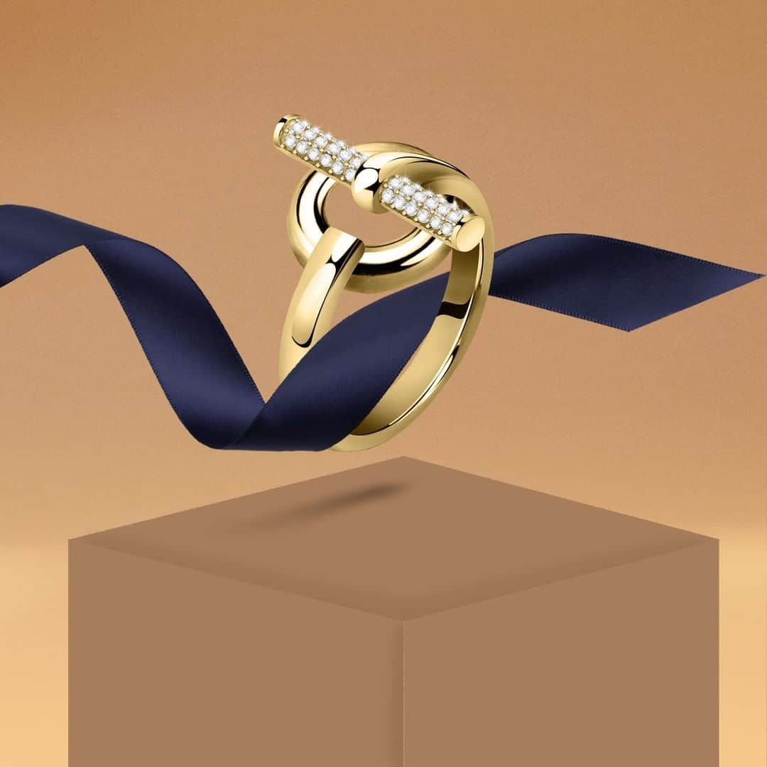 ピアネゴンダのインスタグラム：「The iconic shape of the T-bar gives life to the #Abbraccio ring, a glamorous touch to your daily looks!  . . #GIOIELLIDAVIVERE 💫」