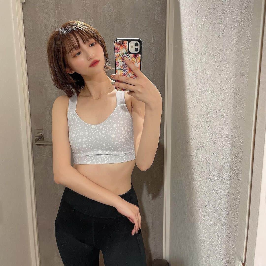 石井陽菜のインスタグラム：「﻿ ﻿ ﻿ ﻿ ﻿ 昨日もパーソナルトレーニングをしに﻿ @earth_rapport へ行きました✨﻿ ﻿ みっちり1時間﻿お尻、腕、背中、お腹と 鍛えて本日絶賛筋肉痛です〜﻿ ﻿ ﻿ ﻿ そしてトレーニングウエアを新調！﻿ ﻿ とっても着心地が抜群です﻿ 見た目も可愛いしお気に入り☻﻿ ﻿ ﻿ ﻿ なんと私のInstagramで15%お安くなります﻿ ﻿ ﻿ ﻿ 15%offディスカウントコードは﻿ 「ishii__haruna15」だよ✌︎﻿ ﻿ ﻿ そして、商品をお買い上げ頂いたお客様に限定トイレタリーバッグのLucidをプレゼントしてるみたい〜﻿ ﻿ 私も持ってるよ◎﻿ ﻿ ﻿ ぜひこのお得な機会をお見逃しなく！ ﻿ ﻿ ﻿ ﻿ ﻿ ﻿ #IAmMightySolo#トレーニング#トレーニングウエア#pr#パーソナルトレーニング」
