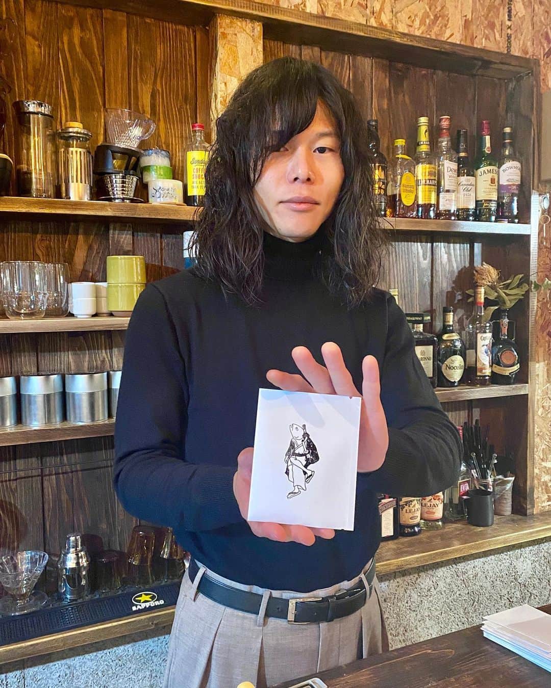 夜の本気ダンスのインスタグラム：「﻿ 【西田プロデュース】﻿ ﻿ ぶり右衛門ドリップバッグ☕️﻿ 3,000円﻿ ﻿ ・ドリップバッグ8個(西田オリジナルブレンド)﻿ ・コースター﻿ ・メッセージカード のセット。﻿ ﻿ 西田の友人のお店「Youth Coffee」さんとのコラボ商品です！﻿ ﻿ ●明日12:00〜受注受付スタート！﻿ ●2/27 KBSホール・3/6 USEN STUDIO COASTご来場者限定！﻿ ライブ会場にて公開される「当日限定URL」からご注文いただくと、特典缶バッジプレゼント！﻿ ﻿ #夜の本気ダンス﻿ #夜ダン」