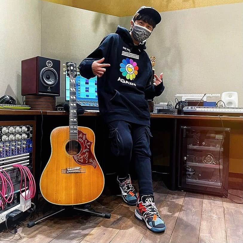 リステアさんのインスタグラム写真 - (リステアInstagram)「【Available on RESTIR NOW!!!】ゆず×村上隆コラボレーションの「フラワーフーディ」から、アップグレードしたRESTIR限定バージョンが数量限定販売決定！  2月26日(金) 19:00より、人気アーティスト・ゆずと世界的アーティスト村上隆氏がコラボレーションした「Takashi Murakami×YUZU Rainbow Flower Hoodie by RESTIR」を数量限定販売致します。   新たに販売される「Takashi Murakami×YUZU Rainbow Flower Hoodie by RESTIR」は、以前のフーディからデザイン・クオリティ共にアップグレードし、RESTIRのブランドカラーであるブラックで生まれ変わったリミテッド・エディション。 フロントには厚みのあるラバー・パッチが施され、村上氏のシグネチャーである「Rainbow Flower」を立体的に表現。 また、スリーブには「SEE YOU AGAIN」ラバーパッチ、そしてフードにはフラワーのネームタグをフィーチャーしている。   ドレイクやJ.バルビンといった世界的アーティスト達に続き、海外からも注目を浴びるであろう今回のコラボレーションアイテムは、RESTIR ONLINEを通じて国内だけでなく全世界に向けて発信される。  ✔️Takashi Murakami×YUZU Rainbow Flower Hoodie by RESTIR ¥21,000 + Tax  ■発売日 ✔️2月26日(金) 19:00〜 RESTIR.com RESTIR STYLISTS APP ✔️2月27日(土) 11:00〜 RESTIR BOUTIQUE  @restirofficial   #restir #リステア #yuzu #ゆず #村上隆 #murakamitakashi #takashimurakami #takashipom #takashimurakamixyuzu」2月26日 19時02分 - restirofficial