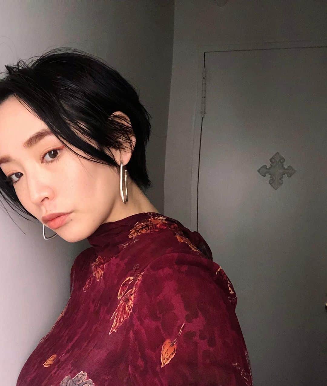 佐々木香奈のインスタグラム：「・﻿ マスクでまつ毛のカールが﻿ 落ちちゃうのが嫌で﻿ 人生初のまつ毛パーマ　 かけてもらった！﻿ ﻿ beforeもafterも﻿ ノーマスカラだけど、﻿ カールされてると長く密に 見える〜  thanks♡ @coto_matsueku  @coto_niwaki  @niwaki   #まつげパーマ   ﻿」