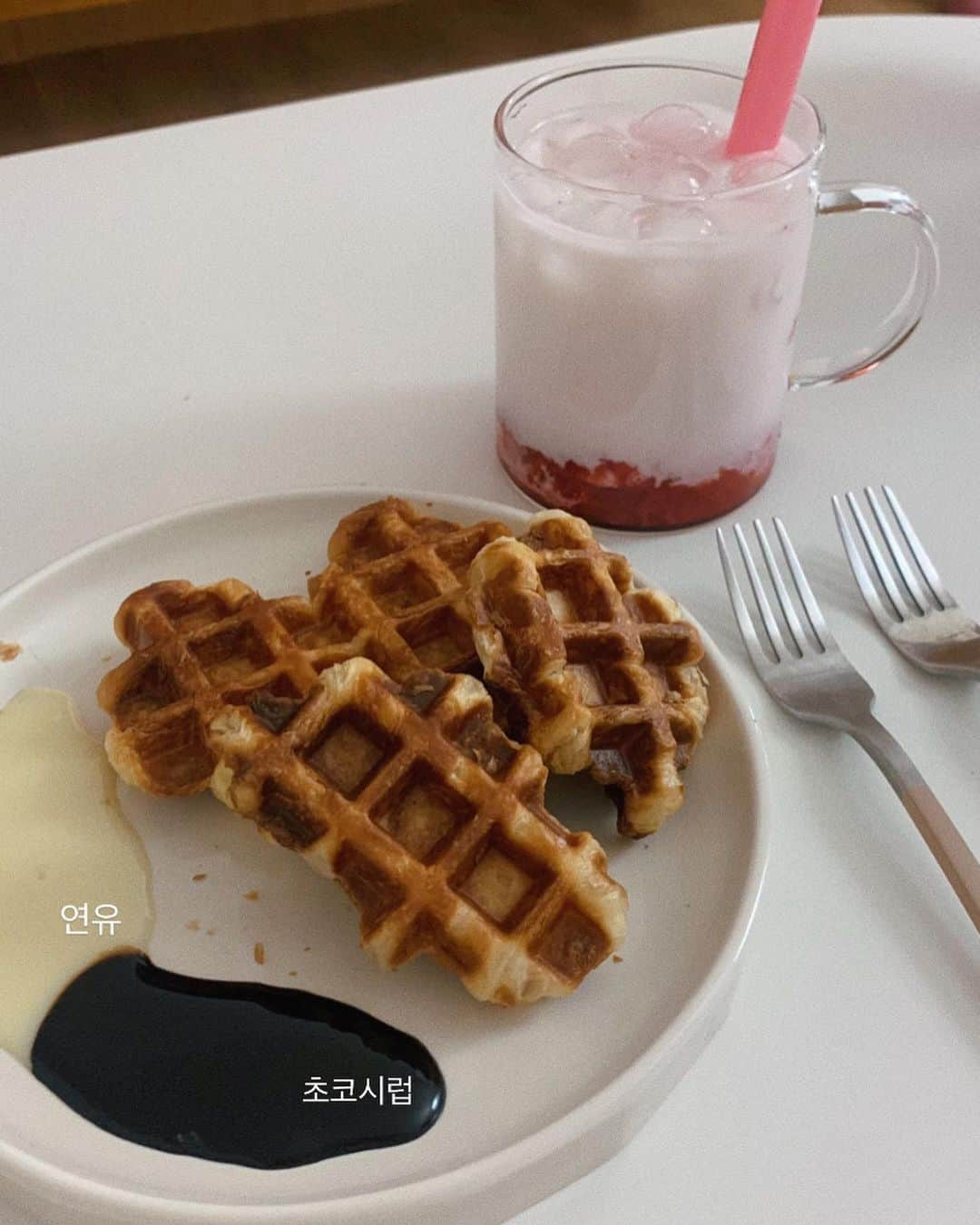 ユビンさんのインスタグラム写真 - (ユビンInstagram)「유빈X와플기획전 🧇🍓♥️ OPEN !  요똥손인 저도 쉽게 할 수 있는 와플기 + 딸기청 + 시럽 + 생지 오픈 했습니다 ! #마감일 은 3/1 이에요 ♥  프로필링크로 들어오쎄효」2月26日 19時03分 - u.b1n