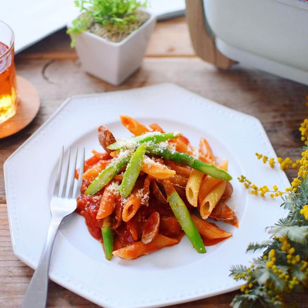nao_cafe_のインスタグラム：「一つの鍋だけで完結の トマトパスタ作りました🍝 最近ショートパスタにはまっていて いろんなタイプを試しているのですが、 今回は手に入りやすいペンネで。 お鍋は昨日も投稿した @toffy.official  #toffyの#コンパクトマルチ電気鍋　を使いました。 以下、簡単ですがレシピです🙌 良かったらぜひ🥰 . . アサリ　1パックを塩抜きしておく。  鍋にオリーブオイル小さじ1、塩抜きしたアサリ、白ワイン50mlを入れ、蓋をして5分蒸し煮にする。 そこにトマトソース1缶、塩少々、砂糖大さじ1、コンソメキューブ１つを加えて10分程度煮る。 ショートパスタ150g程度を入れ、 パッケージの表示通りにトマトソースで煮て出来上がり。 今回彩りにアスパラを茹でたものを加えましたが、無くても全然大丈夫🙆‍♀️ 一つの鍋で完結するので 楽ちんで、美味しく出来ました♪ . . #toffyアンバサダー として活動させていただきました。 . . #ショートパスタ　#パスタ　#時短　#簡単レシピ」
