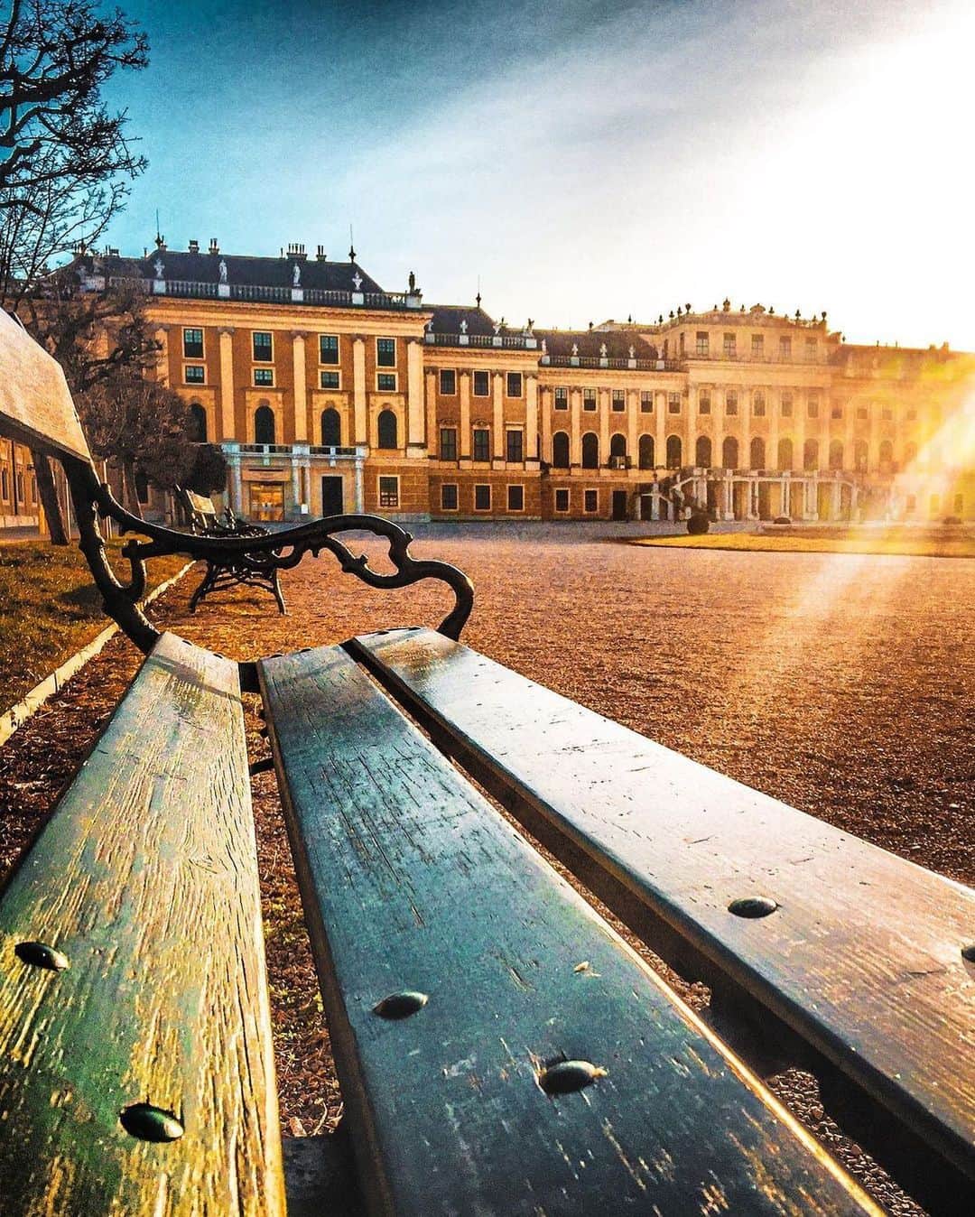 Wien | Viennaさんのインスタグラム写真 - (Wien | ViennaInstagram)「Sit down and enjoy the sun ☀️ by @dieschieferin #ViennaWaitsForYou」2月26日 19時03分 - viennatouristboard