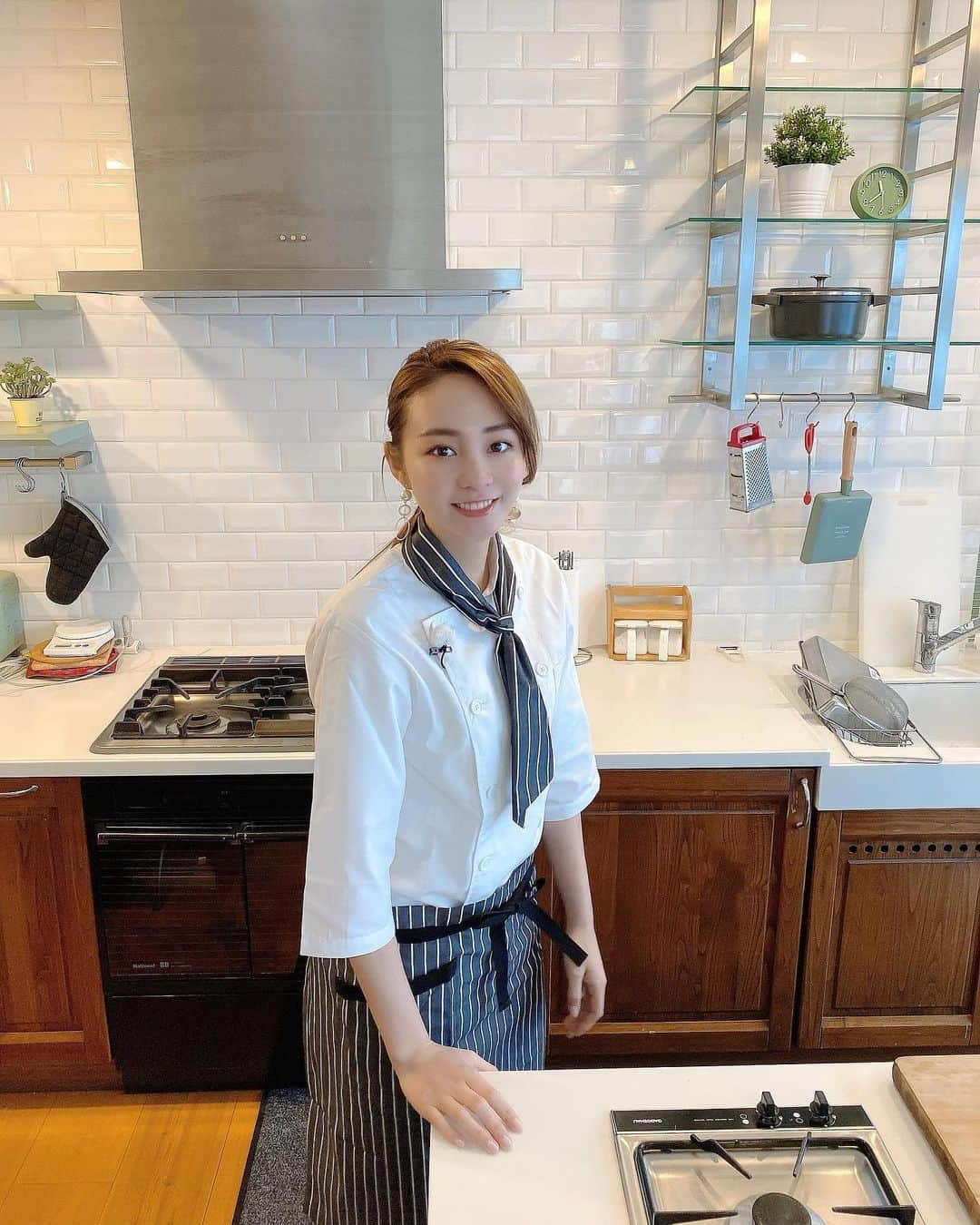 利水翔のインスタグラム：「.  TSURI na KIBUN #10﻿ 勝手につばさ'sキッチンのオフショット👩‍🍳﻿ ﻿ ﻿ 今回はカフェスタイルにしました✨﻿ ﻿ 2枚目の写真は﻿ 怒ったらこんな感じになるかも風写真です🤫笑﻿ ﻿ ﻿ ﻿ ﻿ ﻿ ﻿ #enjoy #smile﻿ #ootd #happy﻿ #fishing #angler﻿ #fation #winter﻿ #冬 #釣り#ツリジョ﻿ #釣りビジョン #TSURInaKIBUN﻿ #コーディネート #撮影 ﻿ #釣りガール #利水つばさ﻿ #ファインダー越しの私の世界﻿ ﻿」