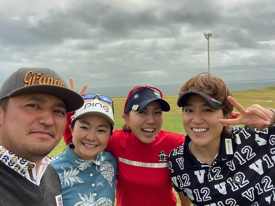 上原彩子のインスタグラム：「愉快な仲間たちとのラウンド⛳️﻿ 竜二、美香ちゃん、麻子ちゃん﻿ ありがとう🙌﻿   #沖縄 #ゴルフ #ラウンド #正岡竜二 #宮里美香 #藤本麻子 #上原彩子」