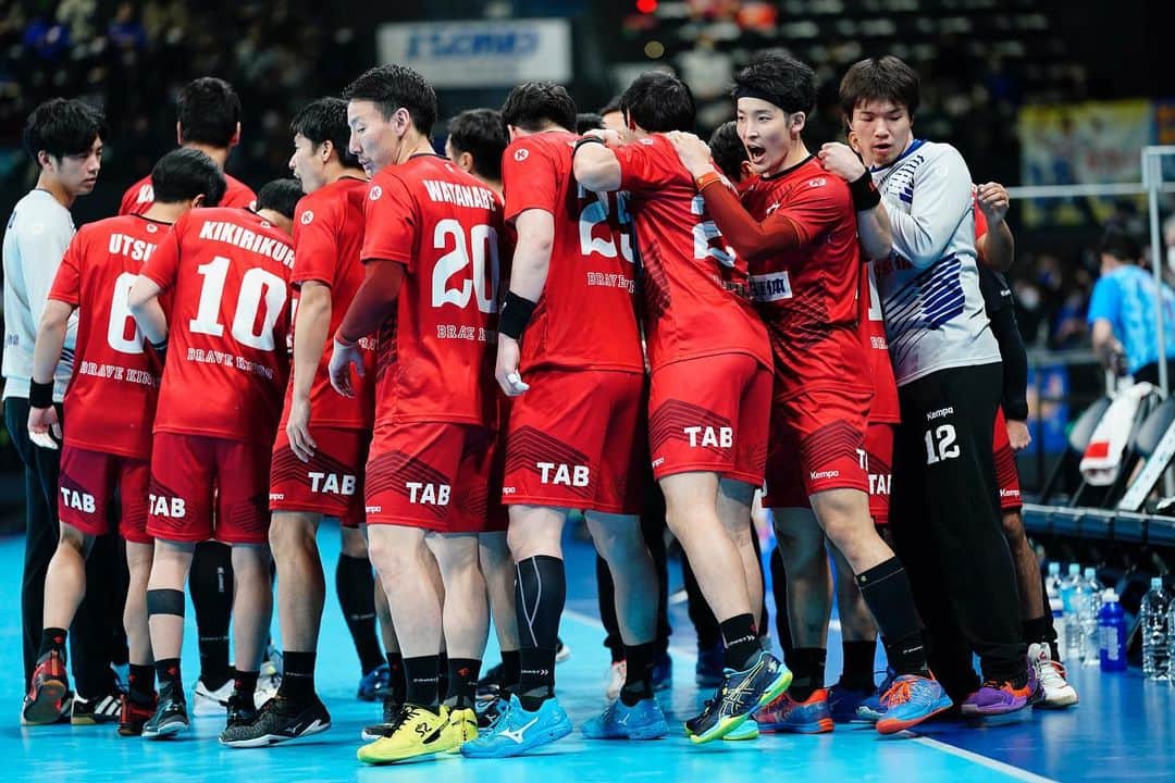 のインスタグラム：「. 明日はリーグ最終戦。 15:00〜 vs 大崎電気  地元埼玉でリモートマッチは寂しいですが 勝って2位通過でプレーオフ挑めるように頑張ります。  チーム一つになって熱い試合をしますので 画面越しでの応援になりますが 宜しくお願いします！🦍👑  #トヨタ車体 #JHL #handball #リーグ最終戦 #仁さん #通算600点おめでとう #ハイタッチ合わなかった🤣笑 #写真お借りします」
