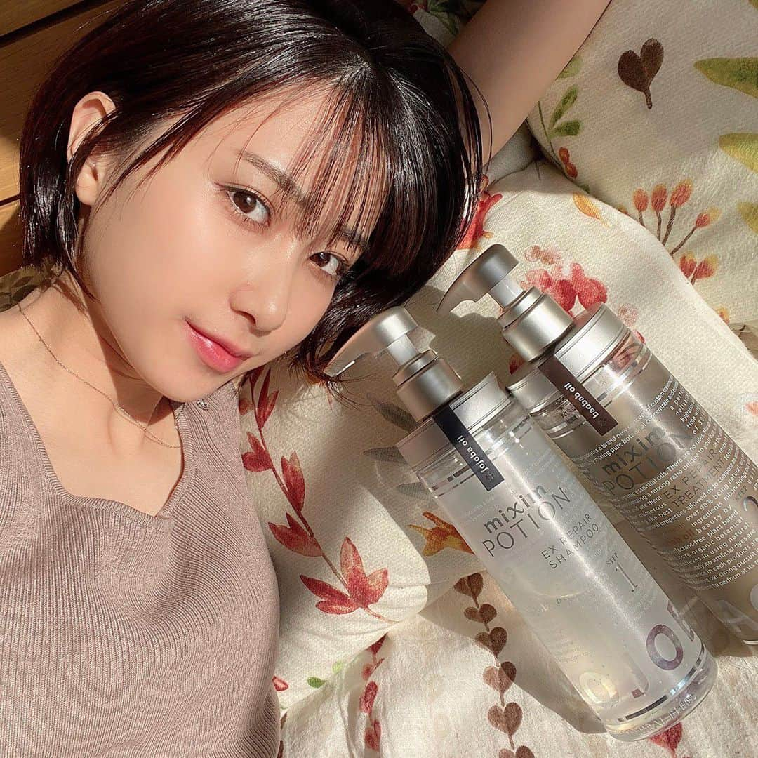 山口るあさんのインスタグラム写真 - (山口るあInstagram)「前から使ってるミクシムポーション😍✨  製品の90%以上が美容成分構成だしアウトバスオイルは全身に使用できる美容オイルで最高すぎる🛁𓈒 𓂂𓏸 洗い上がりもしっとりさらさらで、香りも良くて本当に大好きなシャンプー！！‎(͒ ⸝⸝•̥𖥦•̥⸝⸝)͒❤︎  是非シャンプーが丁度無くなりそうな人は試してみて💞 @mixim_potion #ミクシムポーション #miximpotion #オーガニックシャンプー #全身用オイル #高機能オーガニック美容 #ヘアケア #美容好き #ツヤ髪 #pr」2月26日 19時08分 - ru_chandabe