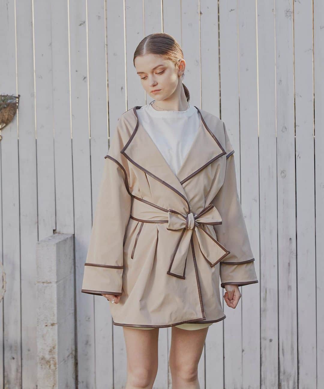 Vannie Officialのインスタグラム：「【2021 Spring Collection】   パイピングショートトレンチコート  (beige・natural)Free size ¥4,900+tax   VANNIEっぽさ満点のトレンドアウター♡     《styling》  冬に人気のアウターが春ver.になり登場♪  ショート丈なのでロング丈のスカートやボリュームワンピース、ワイドパンツなどどんなボトムスでもすっきりまとまります。  今年らしい配色パイピングは羽織るだけでたちまちトレンドルックに…♡  付属のウエストリボンは一巻きで大人っぽく、リボンで可愛らしくと雰囲気を変えて着られちゃいます◎     《detail》  大きめの襟がVANNIEっぽく、1番の可愛いポイント♡  ボリュームtopsも楽々着られる大きめのアームホールと、抜け感のあるオーバーサイズが魅力的◎  フロントはダブルのスナップボタンになっており、リボンなしでカジュアルにも着られます。    《fabric》  張り感がある素材で少し光沢感も有り◎    ※詳しいお手入れ方法は商品タグをご参照ください。  #vannie_u#ヴァニーユー #ZOZOでしか買えない⠀⠀   お問い合わせはDMまでご連絡ください☺︎」