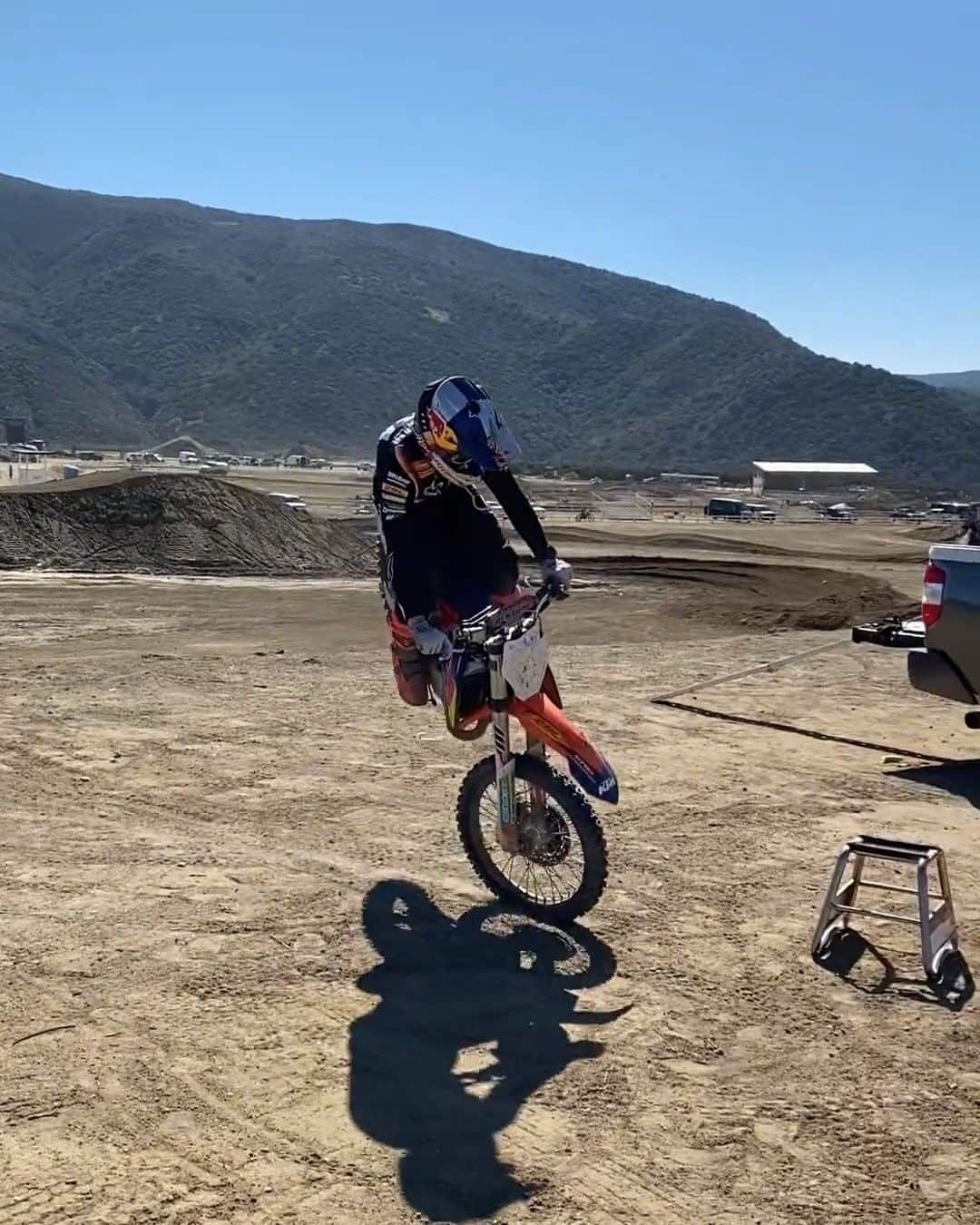 レッドブルのインスタグラム：「when your friend tells you *not* to make a scene 🤙🤪🤙   🏍: @m_letti30 #redbull #givesyouwiiings #moto #motorsports #parking」