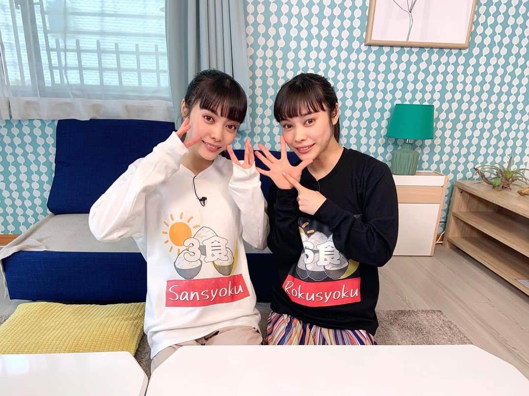 ＹＡＥ【MIO・YAE】のインスタグラム：「【お知らせ】 来週！3月3日(水)23:59〜 日本テレビ系『それって⁉︎実際どうなの課』 前回に続きMIOYAE2回目の出演させて頂きます！！とっても嬉しい🎈 今回は、 ⚫︎食事の回数は多い方が太らない？ 1日3食と6食に分かれ、双子検証です🍴 ずーっと食べてるけどﾀﾞｲｼﾞｮﾌﾞｶｼﾗ🤭🍭と思いながらも、ダイエットの考え方が変わった検証結果となりました✏︎ みてね！！  #日テレ#それって実際どうなの課 #MIOYAE#双子#ダイエット」