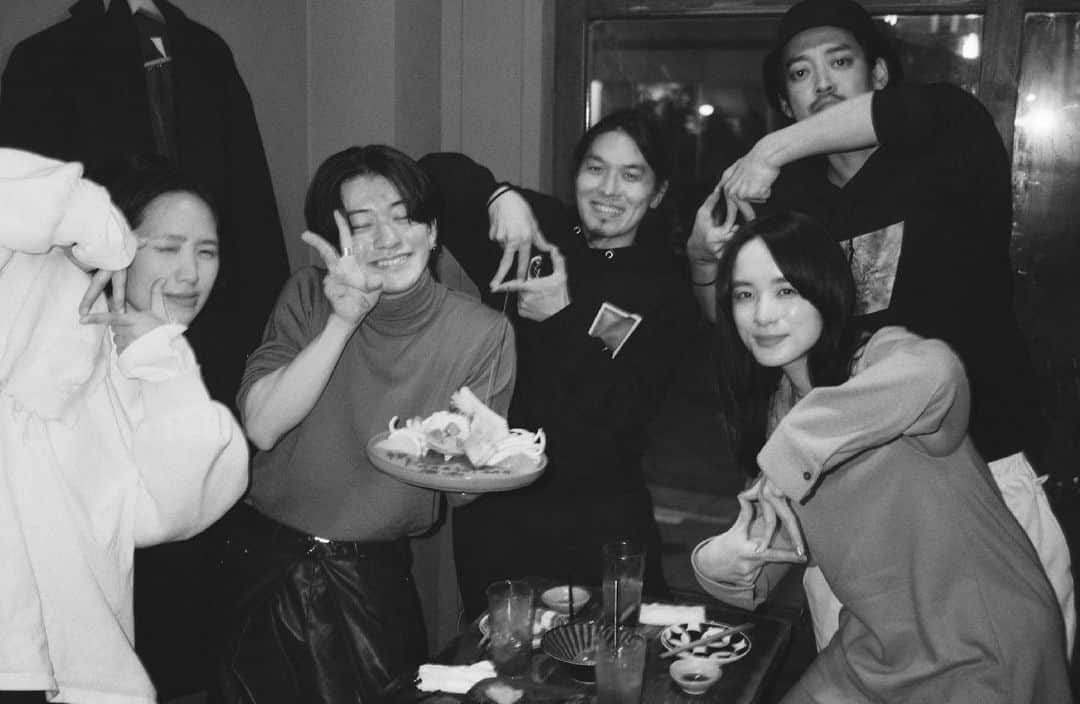 のインスタグラム：「春に予定していた全国ツアーは夏以降に延期することになりました。🙏🏿💭  非常に悔しいですが万全の体制でお会いしましょう。🕊  YouTubeに「Dear Friend」のLIVE Music Video がアップされたので見てね。🙆🏿‍♂️ 珍しく福永が弾き語ってます。🖖🏿  ＃雨のパレード」