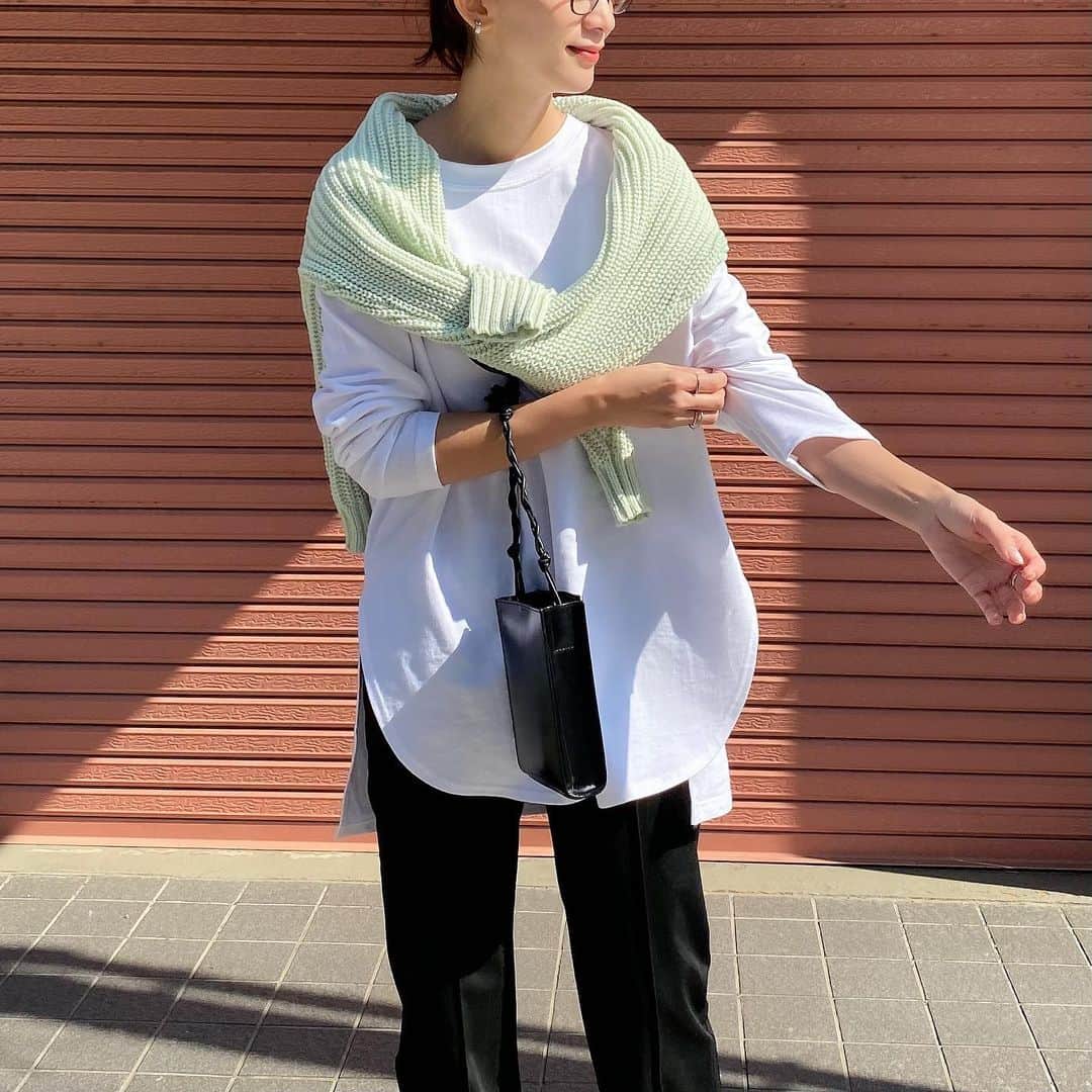 Nagiさんのインスタグラム写真 - (NagiInstagram)「昨日のコーデ ロンTはいくつあっても使える🙆🏼‍♀️  @bonjoursagan のロンT スリットが入っていて後ろの方がすこし長めに✨ お尻もすっぽり☺️ ZOZOTOWNでタイムセール中になってます✨✨  tops. #bonjoursagan  knit. #kuih bottom. #enof bag. #jilsander  shoes. #converse   . . #code#ootd#outfit#fashion#コーデ#ファッション#春コーデ#カジュアル#カジュアルコーデ#大人カジュアル#ロンt#ボンジュールサガン」2月26日 19時24分 - nagina001