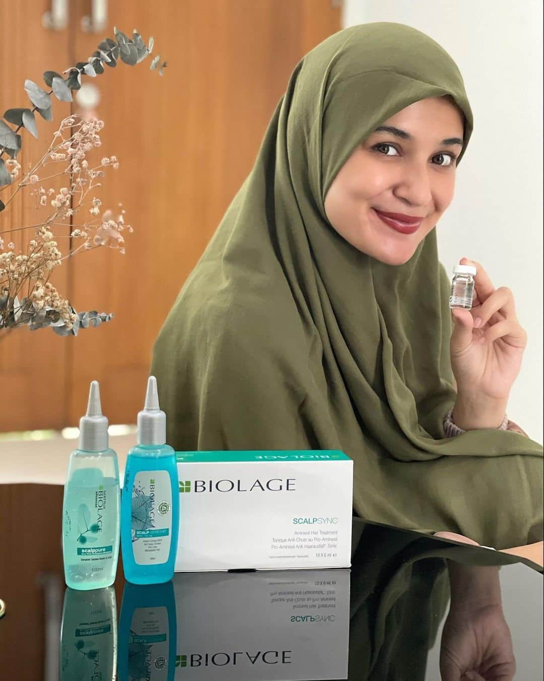 Shireen Sungkarさんのインスタグラム写真 - (Shireen SungkarInstagram)「Dari 3 serum dari #BiolageIndonesia ini, mana sih yang jadi favorit kalian? Komen dong di bawah! Solusi rambut berminyak: Scalp Refresher Solusi rambut berketombe: Scalppre Serum Solusi rambut rontok: Aminexil BTW, yuk meluncur ke shopee-nya Matrix Indonesia sekarang! Langsung checkout serum yang kamu butuhin. Mumpung lagi ada promo gajian s/d 45%! #HijabkuKendaliku #SerumRambut」2月26日 19時22分 - shireensungkar