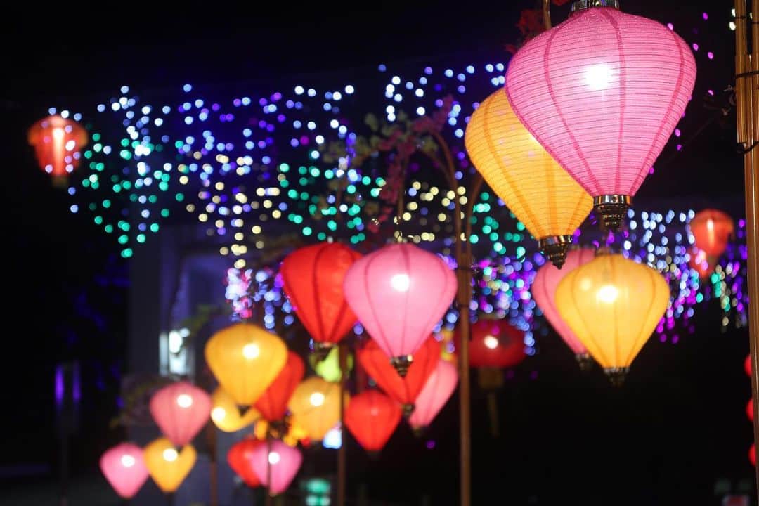 リー・シェンロンのインスタグラム：「Today is the fifteenth and final day of Chinese New Year, 元宵节 (yuánxiāo jié), also colloquially known as Chap Goh Mei. ⠀⠀⠀⠀⠀⠀ Celebrations this year have been subdued due to the pandemic. People are meeting in smaller groups and making fewer house visits. Vaccinations for seniors are underway, and progressively for the rest of our population. ⠀⠀⠀⠀⠀⠀ If the global pandemic abates, I hope next year we can hold our usual boisterous celebrations, and usher in the Year of the Tiger together with a roar! Wishing everyone a safe and healthy Chap Goh Mei! 祝大家元宵节快乐! – LHL ⠀⠀⠀⠀⠀⠀ (MCI Photo by Betty Chua)⠀⠀⠀⠀⠀⠀」