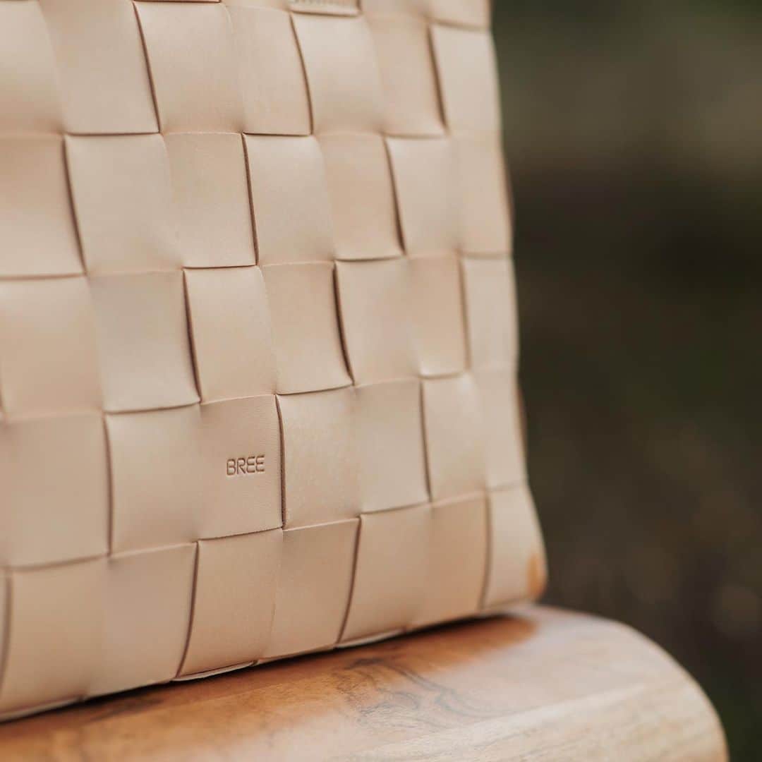 ブリーのインスタグラム：「An absolute highlight in the collection: our OBRA series. Craftsmanship meets natural materials. A real eye-catcher and absolutely unique!  . . .  Photo by @fabianlueck Production by @fdrei.agency Concept by @aprmunich   #bythesea #shooting #springsummer #breesince1970 #madetomakeadifference #handbags #leatherbags #purequality #purefashion #sustainablefashion」