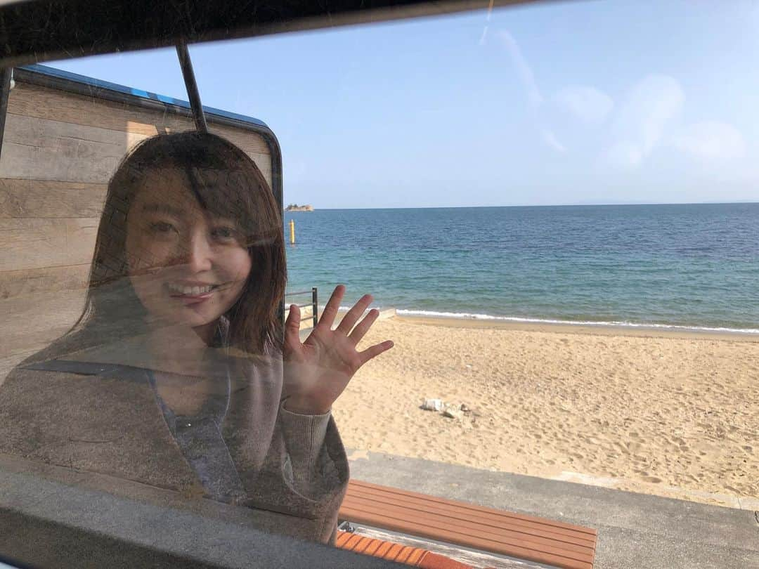 松田愛里さんのインスタグラム写真 - (松田愛里Instagram)「気ままに島巡り！ お気に入りの場所に 車ごと滞在🚗🏝 ウィズコロナを見据えた 新しい旅のカタチ #VANLIFE でしたー！！！  くつろげる仕様に改装された車をレンタルし、 自由に観光💨 小豆島でモニター向けに貸し出されている実証事業を きょうのevery.で特集させていただきました✨  波の音に癒されながら、コーヒー片手に眺める海・・ 密を避けて、自分だけの時間が過ごせました。 ちょっとはしゃぎ過ぎました😜  #vanlifeshodoshima  #バンライフ #vanlife  #香川 #小豆島 #白崎海岸」2月26日 19時16分 - matsuda_airi_