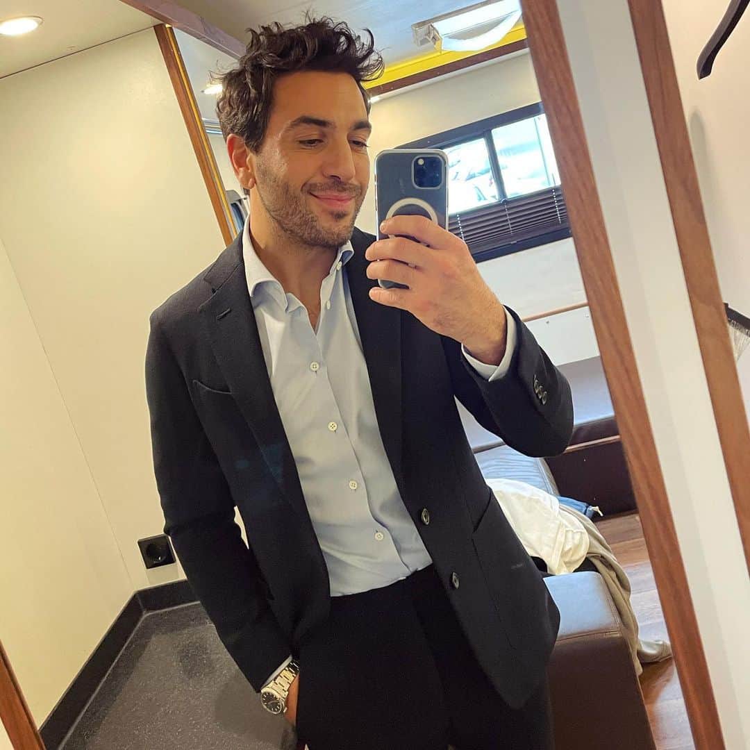 エリヤス・エンバレクのインスタグラム：「I bims 1 Spiegelselfie. Gruß vom Set! #liebesdings」