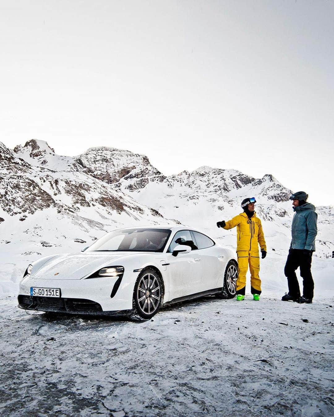 Porscheさんのインスタグラム写真 - (PorscheInstagram)「Whether on the slopes or on a sports car, Porsche brand ambassador, @asvindal, and chief designer, @therealmichaelmauer, share a mindset of searching for the perfect line. Hit the link in bio to follow their stories.  #ThePerfectLine #Porsche #Taycan __ Taycan: Electricity consumption combined 28,7 – 28,0 kWh/100 km; CO2 emissions combined: 0 g/km I https://porsche.click/DAT-Leitfaden I Status: 02/2021」2月26日 19時18分 - porsche