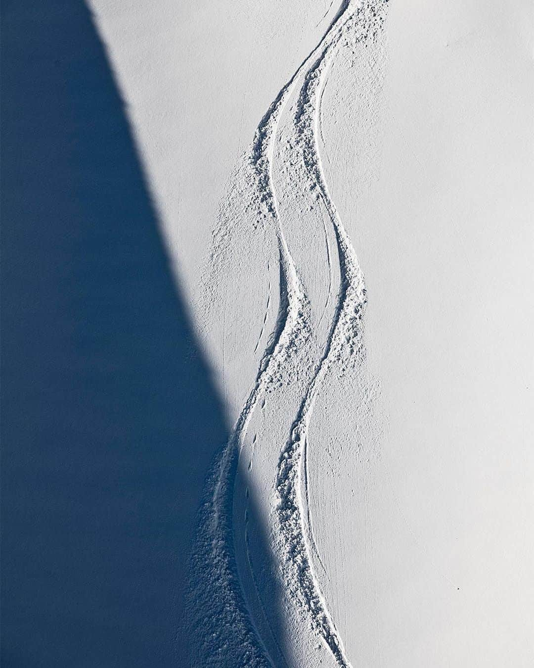 Porscheさんのインスタグラム写真 - (PorscheInstagram)「Whether on the slopes or on a sports car, Porsche brand ambassador, @asvindal, and chief designer, @therealmichaelmauer, share a mindset of searching for the perfect line. Hit the link in bio to follow their stories.  #ThePerfectLine #Porsche #Taycan __ Taycan: Electricity consumption combined 28,7 – 28,0 kWh/100 km; CO2 emissions combined: 0 g/km I https://porsche.click/DAT-Leitfaden I Status: 02/2021」2月26日 19時18分 - porsche