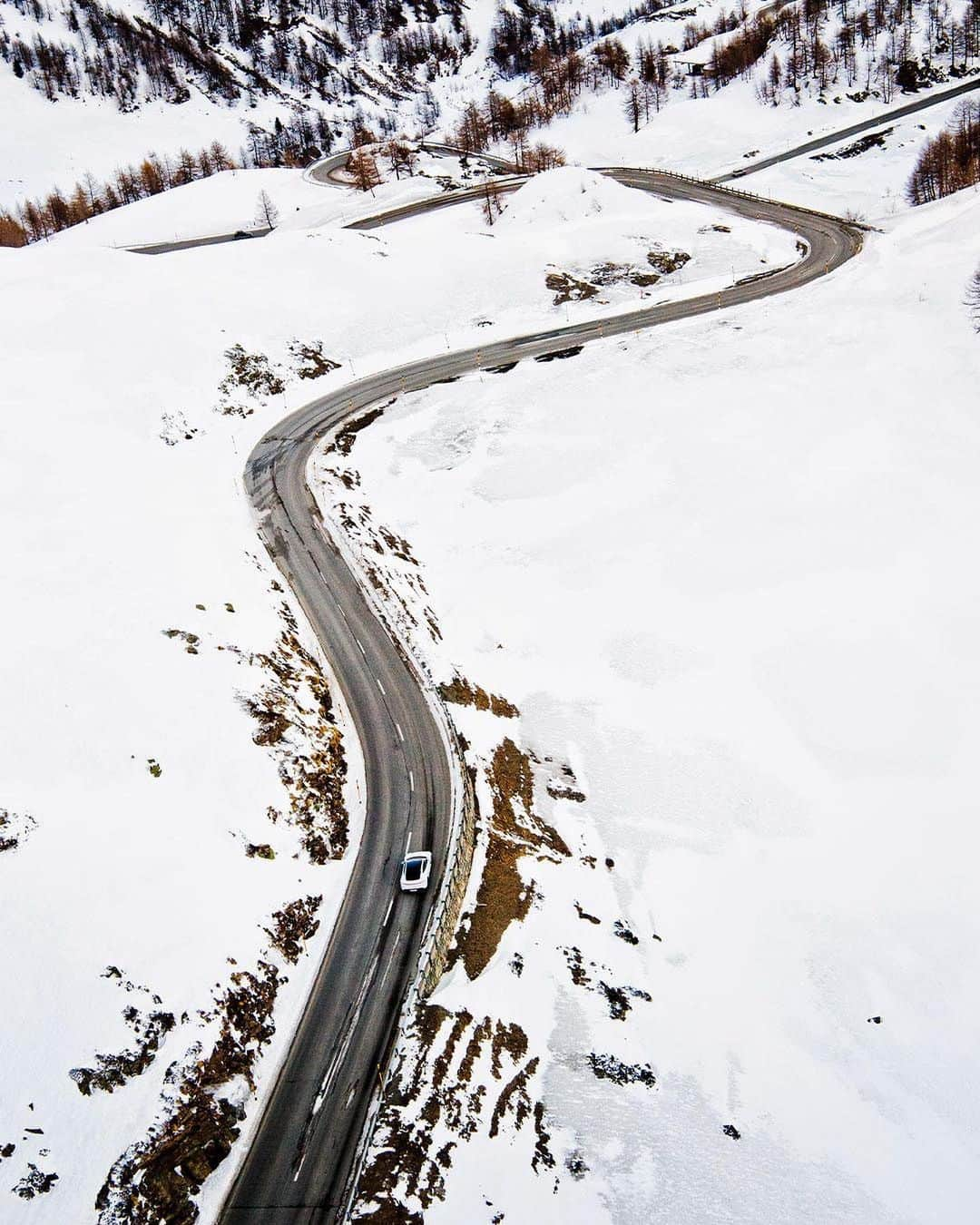 Porscheさんのインスタグラム写真 - (PorscheInstagram)「Whether on the slopes or on a sports car, Porsche brand ambassador, @asvindal, and chief designer, @therealmichaelmauer, share a mindset of searching for the perfect line. Hit the link in bio to follow their stories.  #ThePerfectLine #Porsche #Taycan __ Taycan: Electricity consumption combined 28,7 – 28,0 kWh/100 km; CO2 emissions combined: 0 g/km I https://porsche.click/DAT-Leitfaden I Status: 02/2021」2月26日 19時18分 - porsche