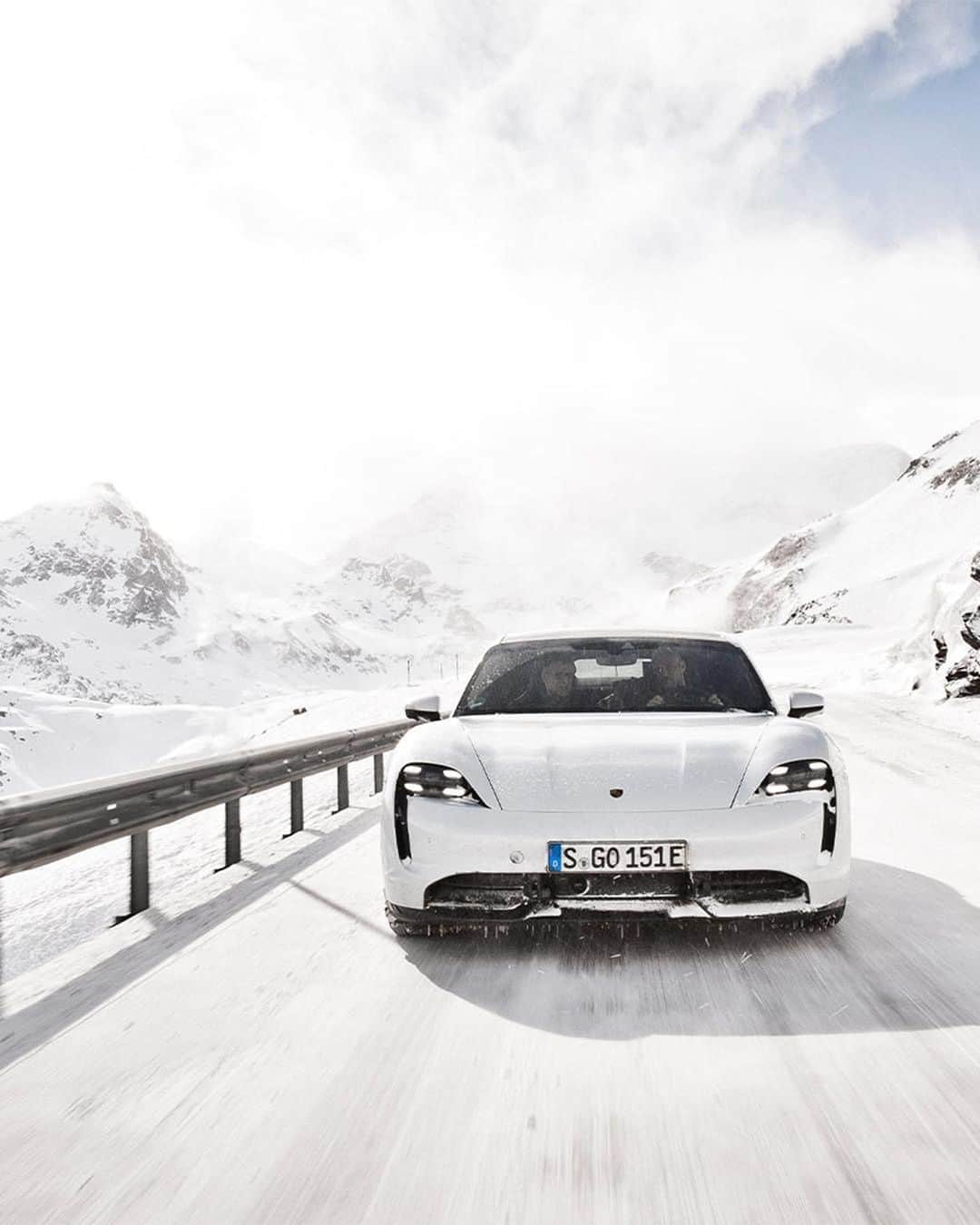 Porscheさんのインスタグラム写真 - (PorscheInstagram)「Whether on the slopes or on a sports car, Porsche brand ambassador, @asvindal, and chief designer, @therealmichaelmauer, share a mindset of searching for the perfect line. Hit the link in bio to follow their stories.  #ThePerfectLine #Porsche #Taycan __ Taycan: Electricity consumption combined 28,7 – 28,0 kWh/100 km; CO2 emissions combined: 0 g/km I https://porsche.click/DAT-Leitfaden I Status: 02/2021」2月26日 19時18分 - porsche