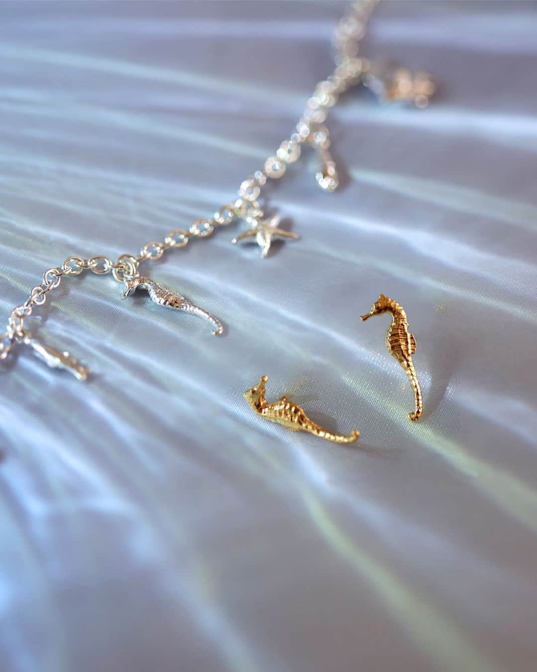 のインスタグラム：「A magic creature, full of surprises... ✨The Seahorse had to be a part of our Oceans collection celebrating the wonder of our planets seas! 🌊 Tap for treasure links🔗   This February at Alex Monroe, we are all trying our best to go plastic-free in lockdown to contribute to the protection of our oceans, wildlife and planet.🌊 🐋 🐠 🐙 🦀 🌍 (Head over to our charity partners @friends_earth website for some brilliant plastic-free living tips! 🏡)   #AlexMonroe #HandmadeinEngland #InspiredbyNature #Oceans」