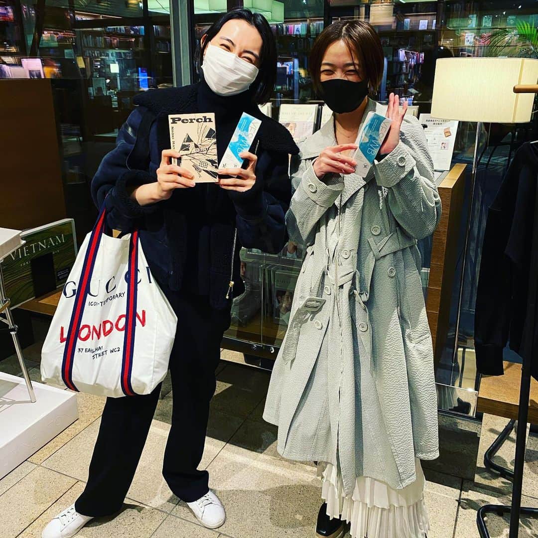 渋谷慶一郎のインスタグラム：「代官山蔦屋でやってるMake up the dayというポップアップで発売中のYES  WBを買いに来たという2人にバッタリ遭遇。ふっくらするらしいです👨‍🍼」