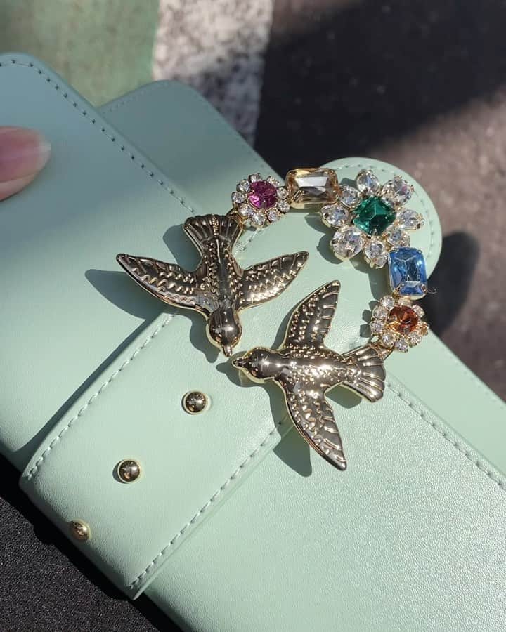 瀬名ひなののインスタグラム：「イタリアで買ったお気に入りすぎるカバン🕊 特に春先は宝石のようにキラキラしてて、ピスタチオみたいなカラーも見てるだけで可愛い🤍 今年はたくさん使いたいな𓂃꙳⋆ #pinko @pinkoofficial  今日は切ないストーリーを読んでなんだか心が悲しくなったので、これからはより人間関係を大切に生きていこうと思いました☺️」