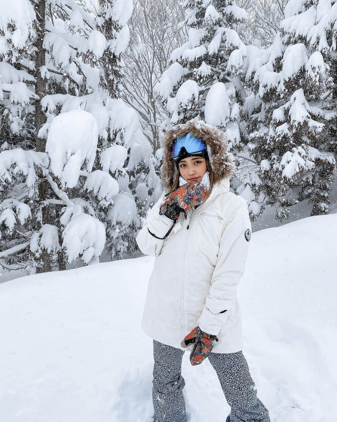 中嶋杏理さんのインスタグラム写真 - (中嶋杏理Instagram)「☃️❄️﻿ ﻿ この前のガーラ湯沢🏂めちゃ雪降ってた〜﻿ ﻿ 今年初めてガーラ行ったけど、﻿ 新幹線で日帰りでも行けるし綺麗だし﻿ とっても良くてまた行ってきた❕﻿ ﻿ この日は上達に向けて教えて貰ってたんだけど﻿ 全然上手く出来ずにゴーグルの中で泣いた日。笑﻿ ﻿ ﻿ .﻿ #winter#snowboarding#snowpeak﻿ #roxy#Burton#ski#japinay#gala#ガーラ湯沢 ﻿ #越後湯沢#スノボ#スノボウェア#スノーボード﻿ #スノーボード女子#スノボー女子#ではない」2月26日 19時24分 - anrinakajima