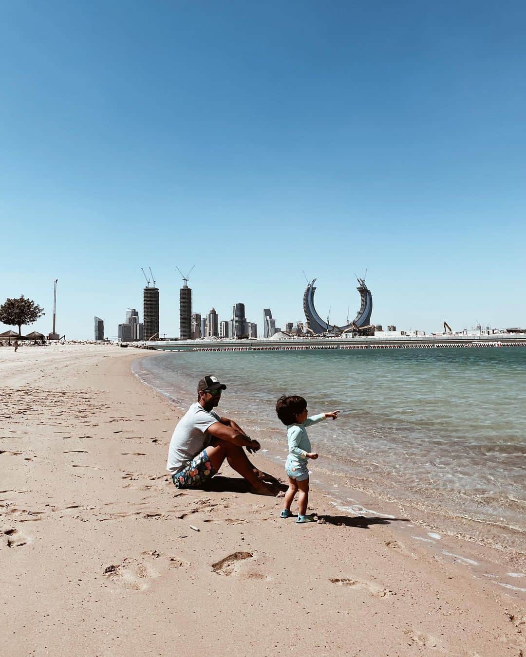 フェルナンド・ベルダスコのインスタグラム：「Beach day ☀️🏖🇶🇦」