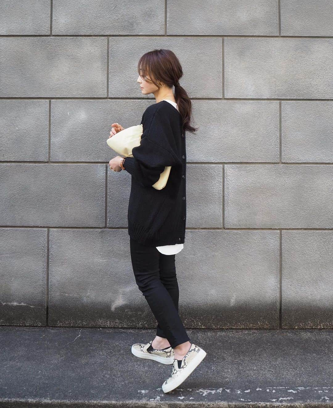 yoko178loveさんのインスタグラム写真 - (yoko178loveInstagram)「#coordinate  ゆるっとサイズのざっくり感が可愛い  @classicalelf_official のニット  緩やかなコクーンシルエットで カットソーとのレイヤードも バランスよくてお気に入り✨  ボタンを前にしてカーディガンでも 着られる2wayニット お家時間が増えてるから カジュアルコーデが落ち着きます☺︎  こちらのニット3/1まで50%offに なってました✨🙌  #クラシカルエルフ #classicalelf #エルフコーデ#ニット#プルオーバー#デザインニット#locari #春コーデ #大人カジュアル」2月26日 19時26分 - yoko178love