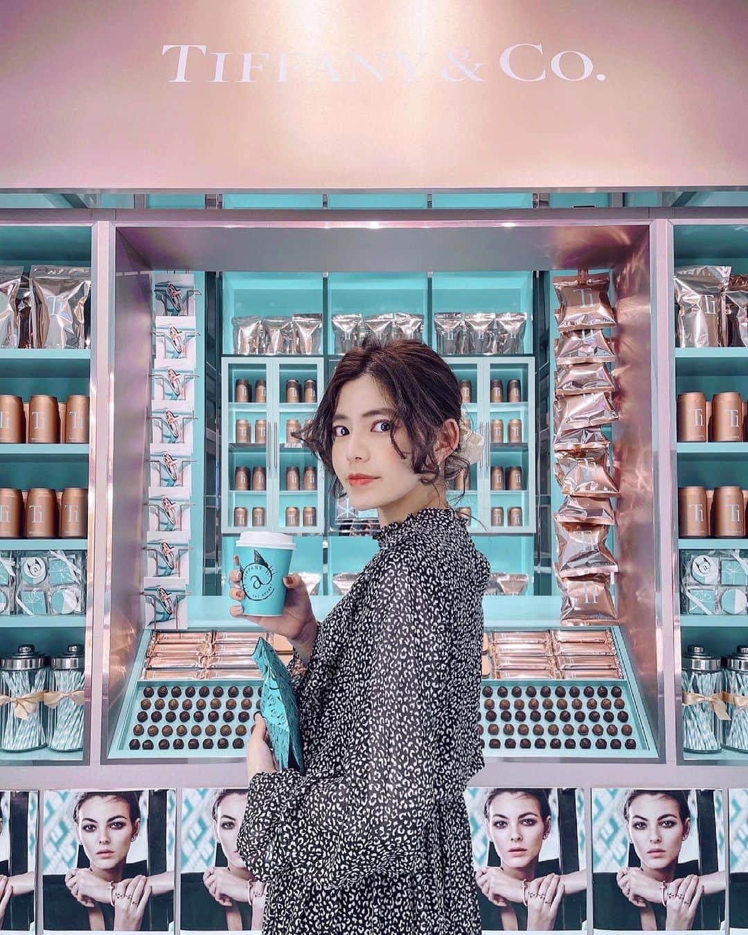 畑有里紗さんのインスタグラム写真 - (畑有里紗Instagram)「Tiffany cafe 💎 この時はテイクアウトしたけど 店内が可愛すぎた❤︎  この日履いてたブーツは @fabbyfabby_tokyo  履きやすいのが多くて この冬もほとんどがここのブーツ🤣👢  #arii_code#ティファニーブルー#ティファニー#ティファニーカフェ#ティファニーカフェ原宿#ティファニーカフェキャットストリート#fabbyfabby#ブーツ」2月26日 19時27分 - arii_m36