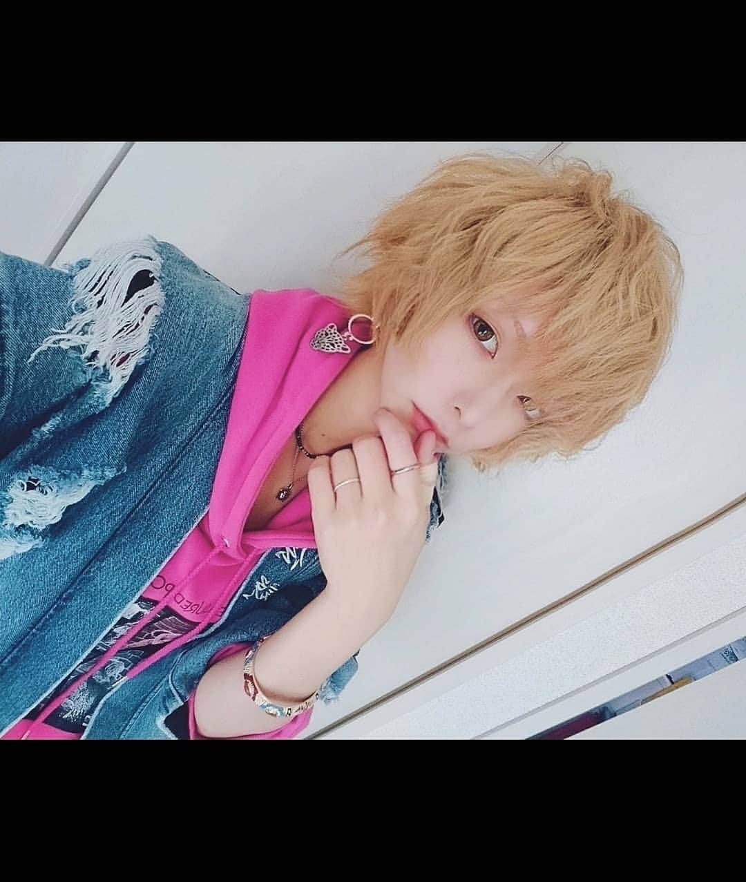 杉浦アヤカさんのインスタグラム写真 - (杉浦アヤカInstagram)「1年2ヶ月長さ切るの我慢😣して毎日見てるからそんな伸びてないと思ってたら割と伸びてた！！  #目指せロング #adidas #adidasoriginal #ジャージ #キャップ #ウルフ #ヘアー #メイク」2月26日 19時28分 - sugiurayk