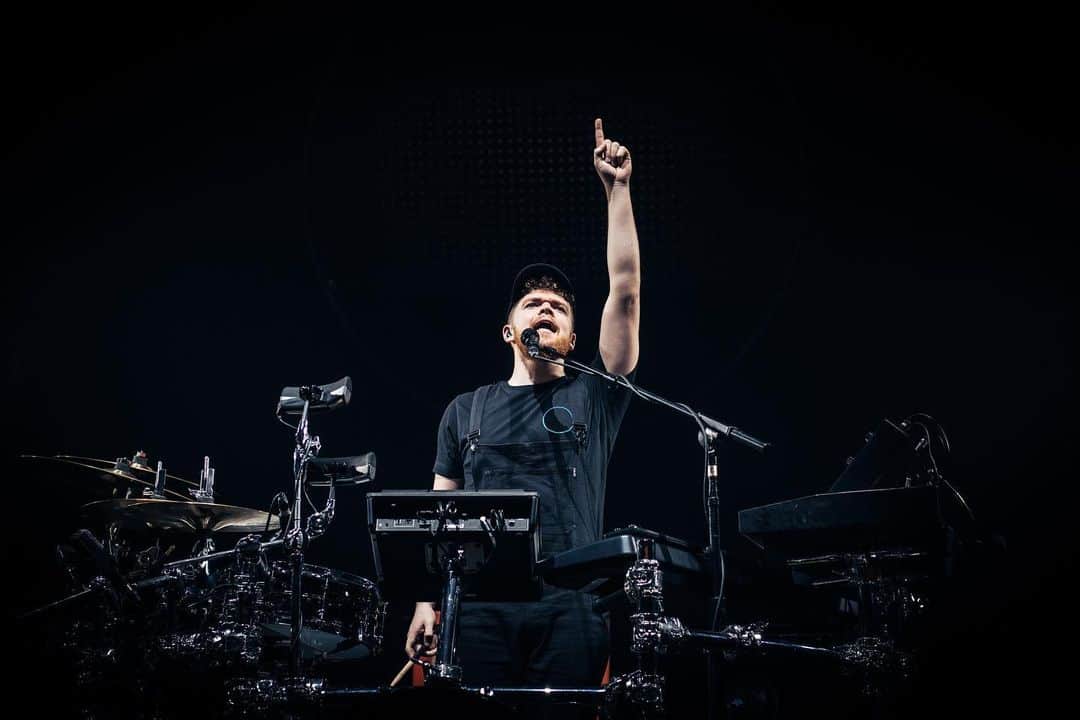 のインスタグラム：「Hands up if you miss live music ☝🏻 The entire film of my show, filmed live from the @eventimapollo in 2016 is up on YouTube for ONE DAY ONLY. Go watch it and donate to @stagehandcharity. I can’t wait till we can all be sweaty in a room together again soon 💙 📸 - @jpboardman」