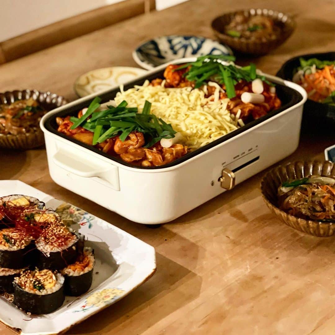 Atsukoのインスタグラム：「今日の晩ご飯 2021.02.26  チーズダッカルビ キンパ チョレギサラダ チャプチェ  今日は娘の友達が遊びに来てくれたので、韓国料理でおもてなし😋 辛いの好きだし、韓国料理好きだし🤣 楽しんで頂けてなにより😍 追いチーズ追い肉してペロリでした😋 若いってすごいね😋」