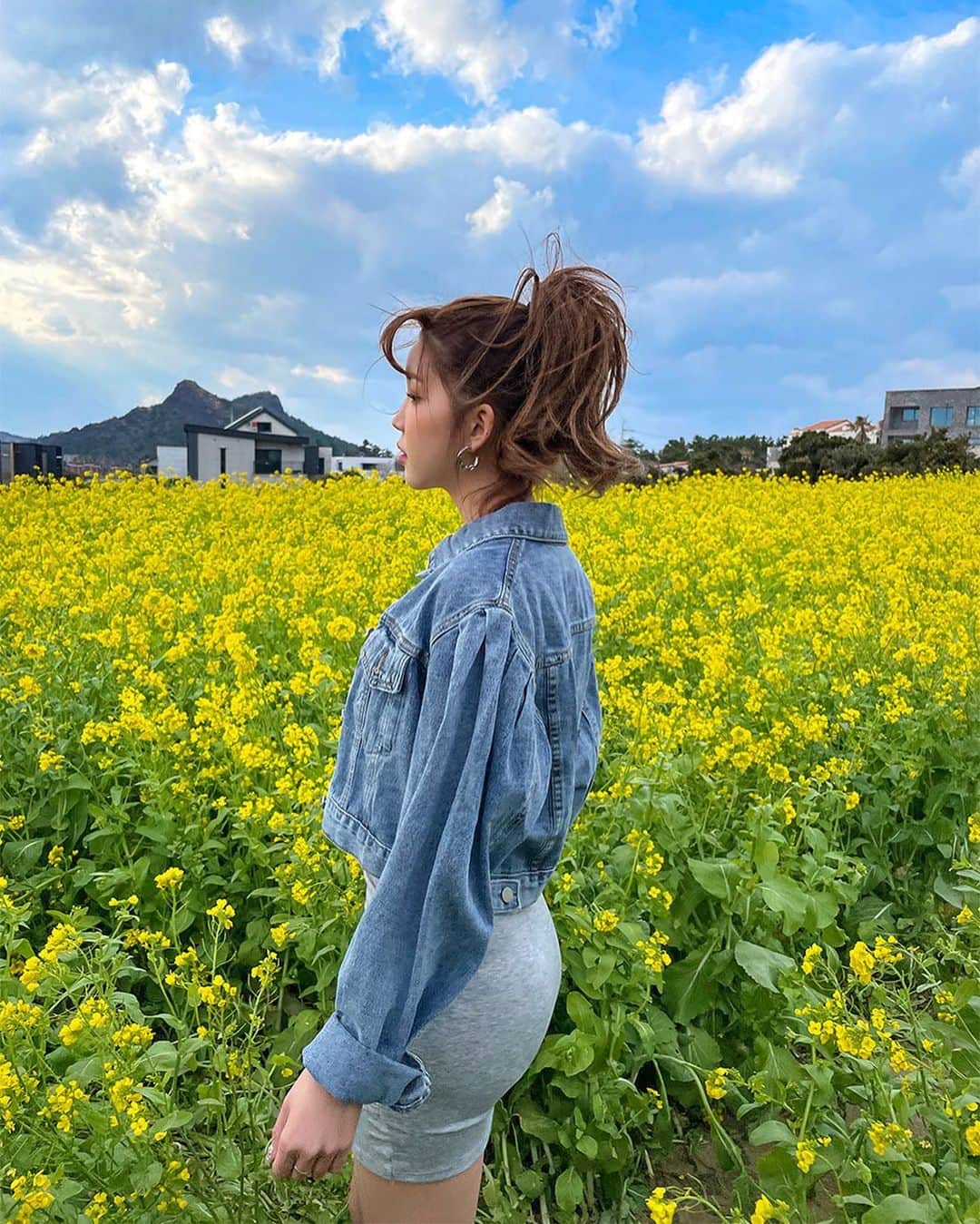 Chuuのインスタグラム：「정말 이 한 컷으로 난리 난 데님 재킷💙 어깨 퍼프 디테일로 흔하지 않은 디자인의 재킷이에요✨ 골반 위로 올라오는 기장이며 원피스, 바지 어떤 코디와도 잘 어울리는 아우터랍니다!   #chuu#츄#chuu_in_jeju #lovely_daily_look_chuu」