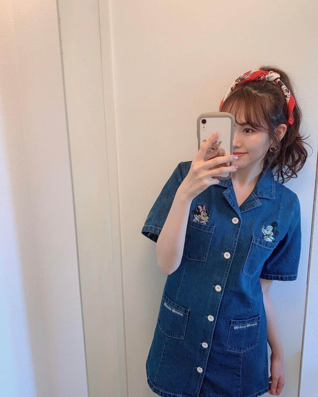 のインスタグラム：「𓂃𓂂𓇸  𝐌𝐢𝐜𝐤𝐞𝐲& 𝐌𝐢𝐧𝐧𝐢𝐞🇺🇸♥️ #4GEEKsbySPIRALGIRL ( @4geeks_official )の デニムワンピ♡ レトロなミッキーとミニーが ポケットから覗いてて可愛い〜🥺🤍  頭につけてるスカーフもよく見るとミッキーなんだよ〜☺️❣️ 2枚目は首に巻いてみたっ🧣♡ 使い方次第で色々コーデを楽しめるね🥰  暖かくなったらこれ着てディズニー行きたいなぁ🐭♥  #ディズニーコーデ #おうちディズニー #デニムワンピース #ミッキーマウス #ミニーマウス #ディズニーコラボ  #SPIRALGIRL #disneycollection #pr #disney #mickey #minnie #disneycode #disneyfashion」