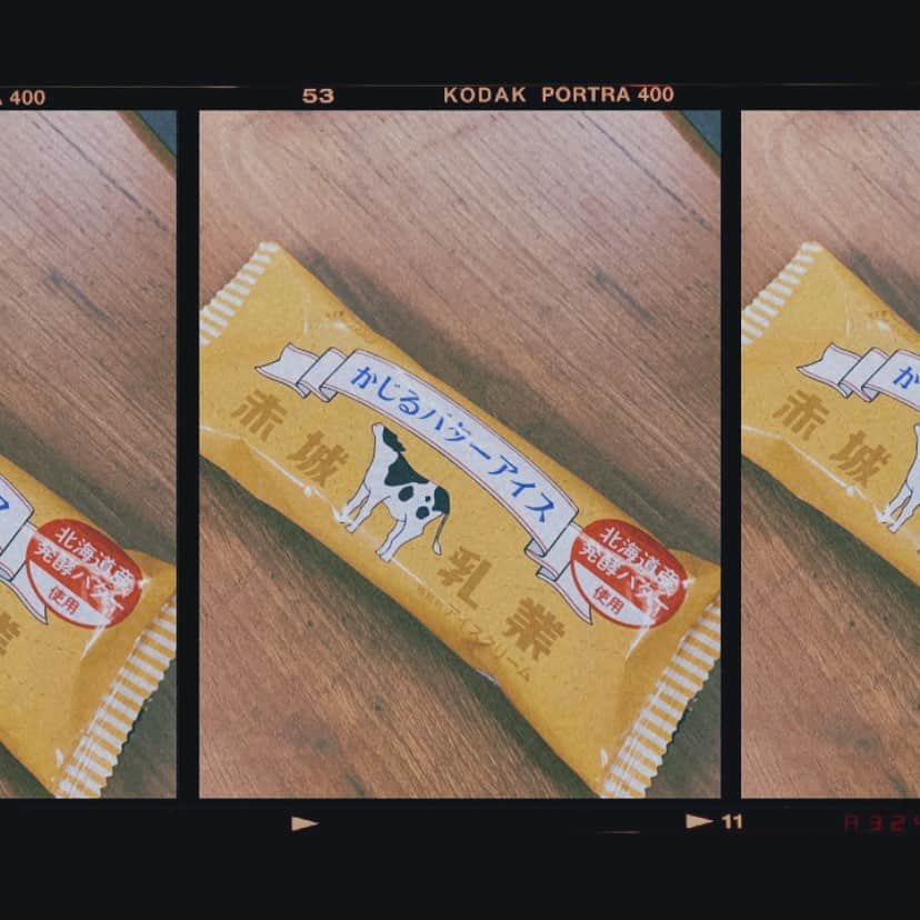 のインスタグラム：「・ 話題の #かじるバターアイス  激うまでした ・ 小さいころ割とガチでバターすきすぎておばあちゃんちで食べてた🤭 （バターだけ笑） ・ ・ これはハマりましたね😏💛 ・ ・ #アイス #バター #るねちょ #堀越琉音」