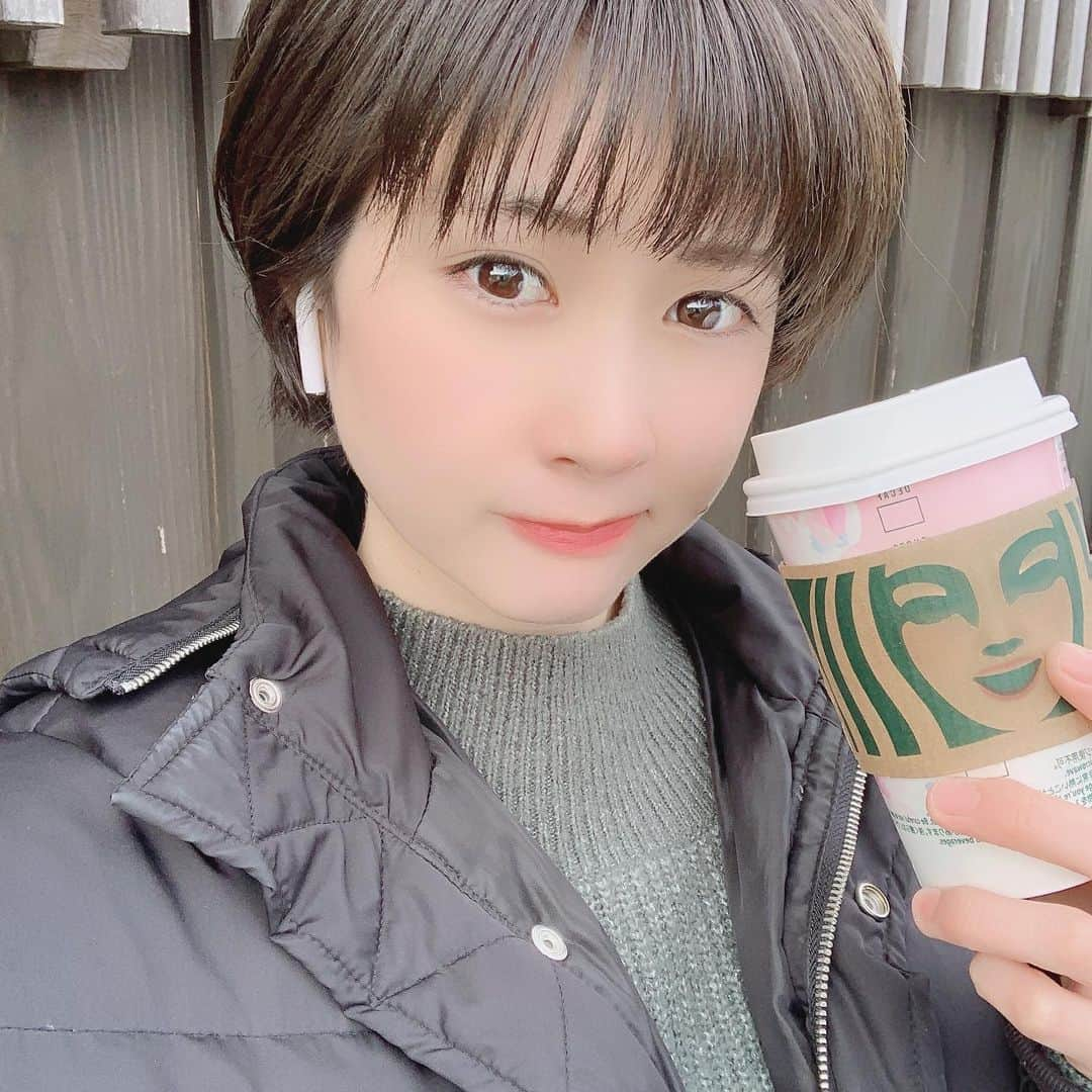 長谷川怜華さんのインスタグラム写真 - (長谷川怜華Instagram)「.. ..  前髪さっぱり♪ 髪色は暗めに！！ 本当はめっちゃ明るくしたいけど🤧  スタバはほうじ茶ティーラテ♪  #ショートカット #ショートカット女子  #オリーブグレージュ  #スタバ #ほうじ茶ティーラテ   .. ..」2月26日 19時36分 - hasegawa_reika