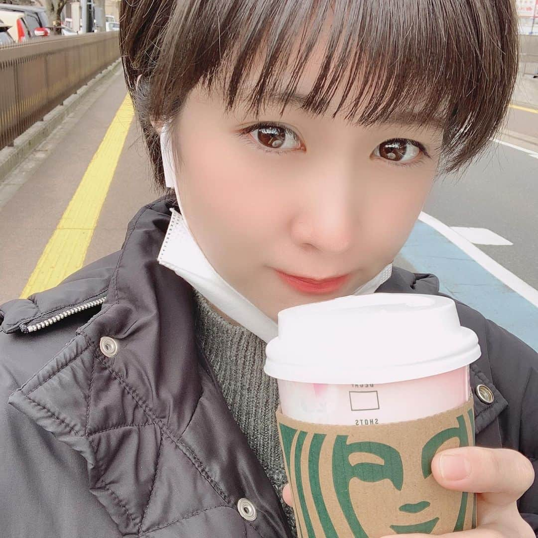 長谷川怜華さんのインスタグラム写真 - (長谷川怜華Instagram)「.. ..  前髪さっぱり♪ 髪色は暗めに！！ 本当はめっちゃ明るくしたいけど🤧  スタバはほうじ茶ティーラテ♪  #ショートカット #ショートカット女子  #オリーブグレージュ  #スタバ #ほうじ茶ティーラテ   .. ..」2月26日 19時36分 - hasegawa_reika