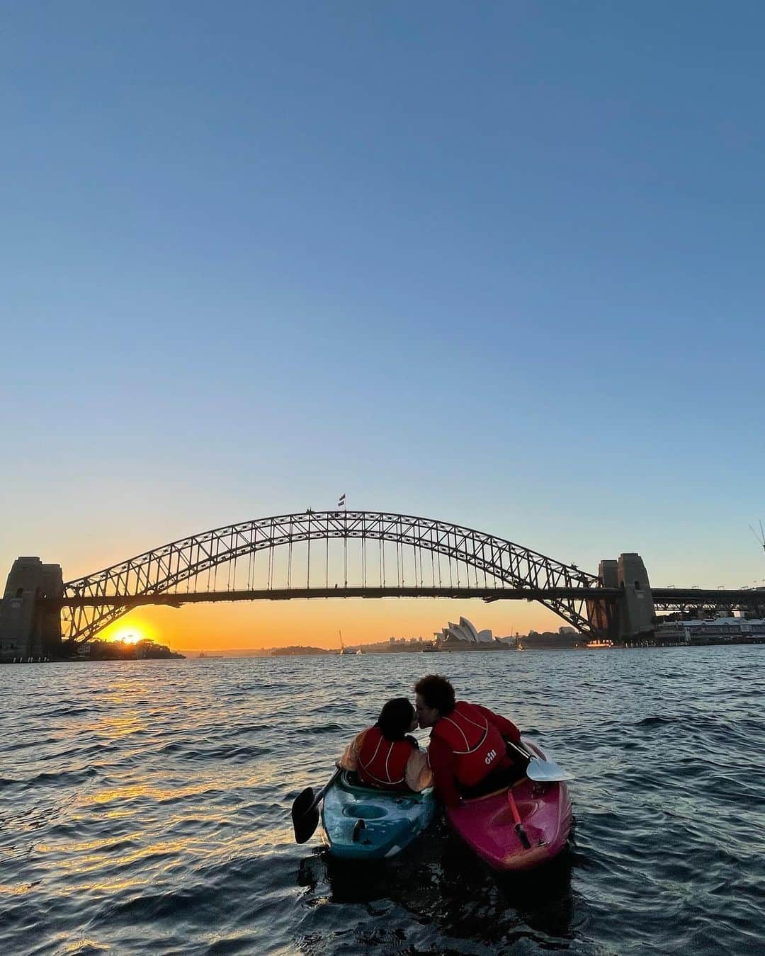 ムスタファ・アミニさんのインスタグラム写真 - (ムスタファ・アミニInstagram)「PERFECT sunrise for the perfect girl. Thank you @sydney_by_kayak for the amazing experience 🥰🌅🚣‍♀️👌 #sydneybykayak」2月26日 19時36分 - mustafaamini